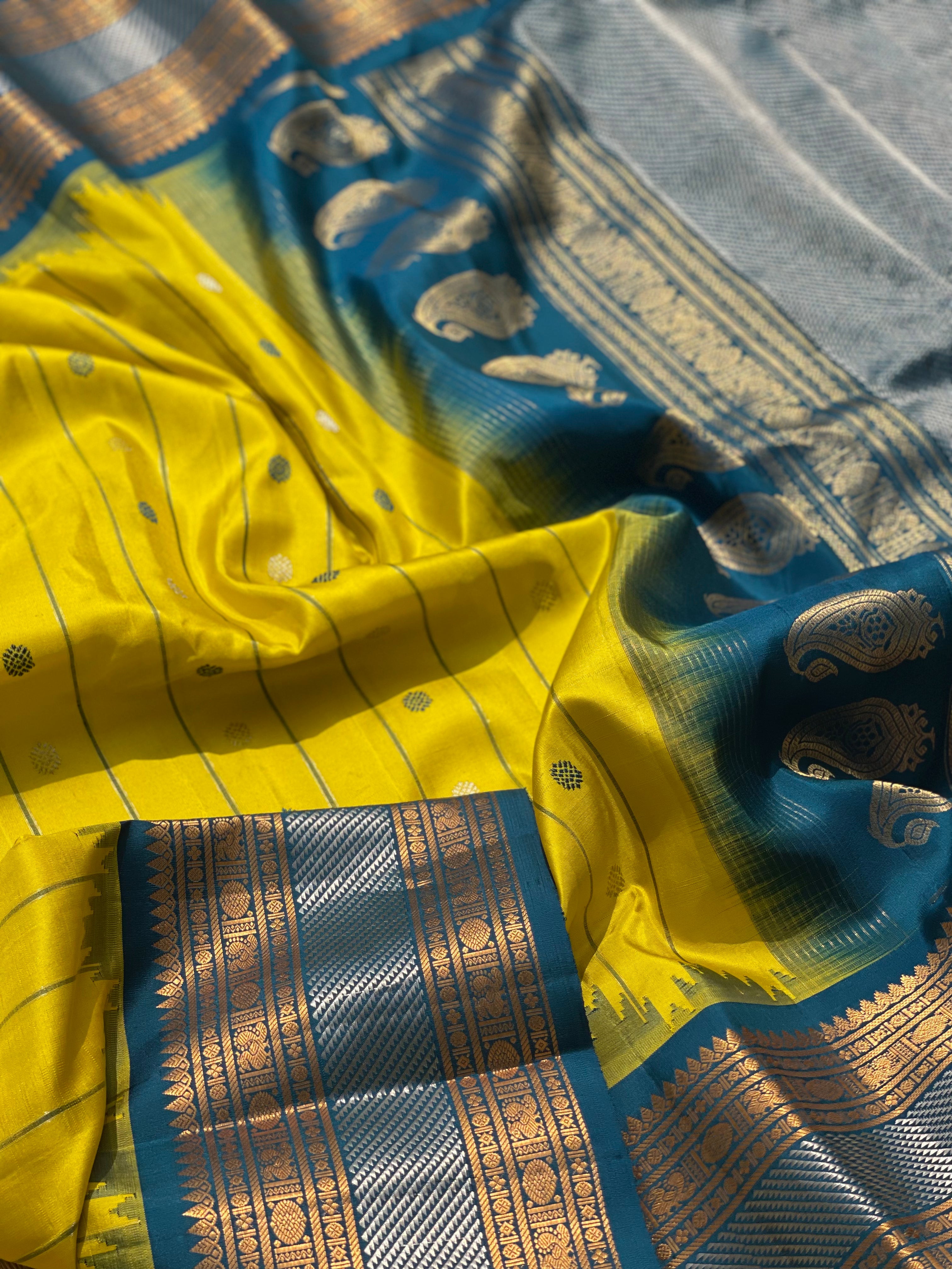 A Stunner Sampanga greenish Yellow Gadwal silk with Kanchi border