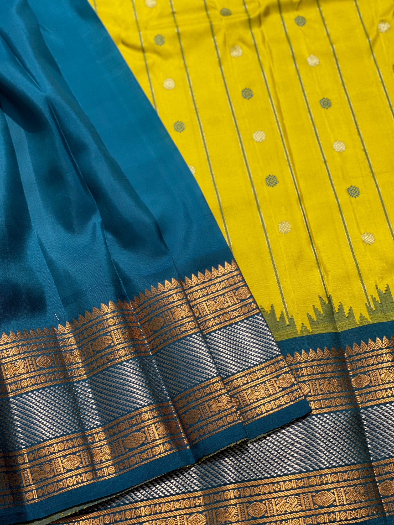 A Stunner Sampanga greenish Yellow Gadwal silk with Kanchi border