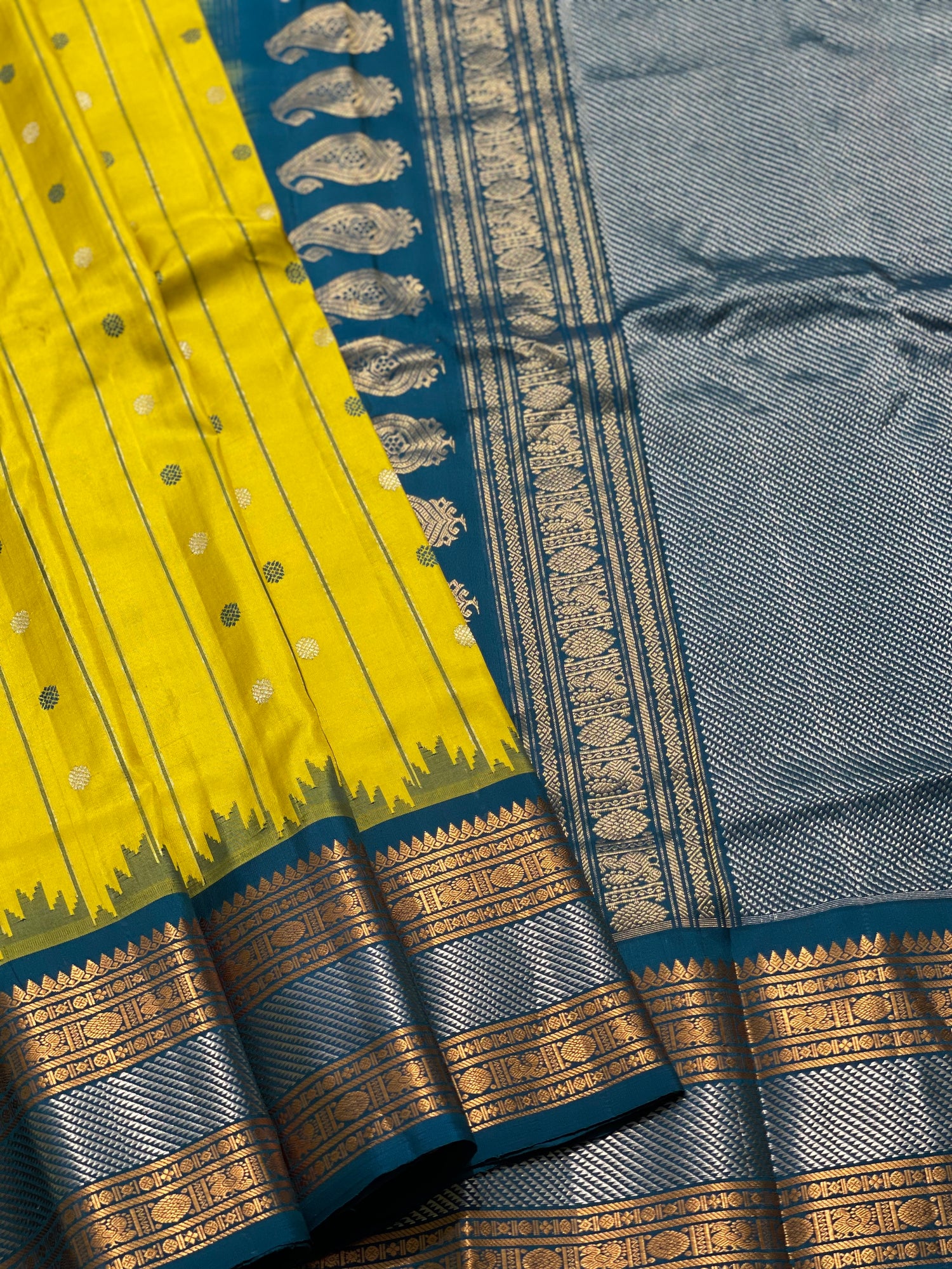 A Stunner Sampanga greenish Yellow Gadwal silk with Kanchi border