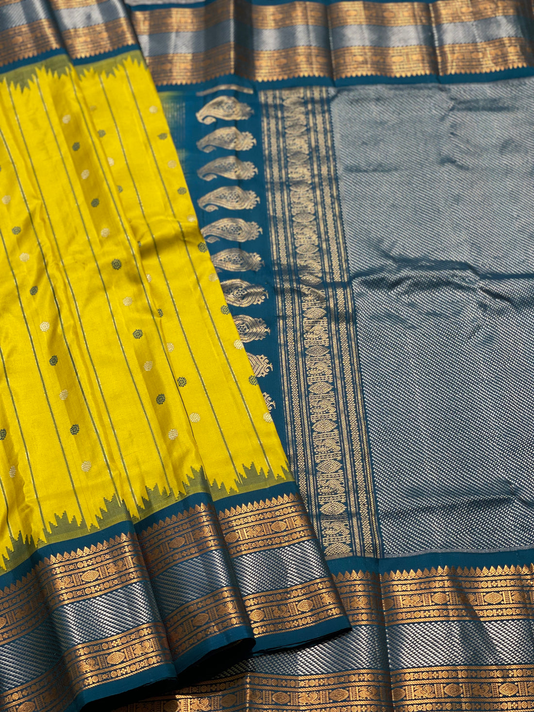 A Stunner Sampanga greenish Yellow Gadwal silk with Kanchi border
