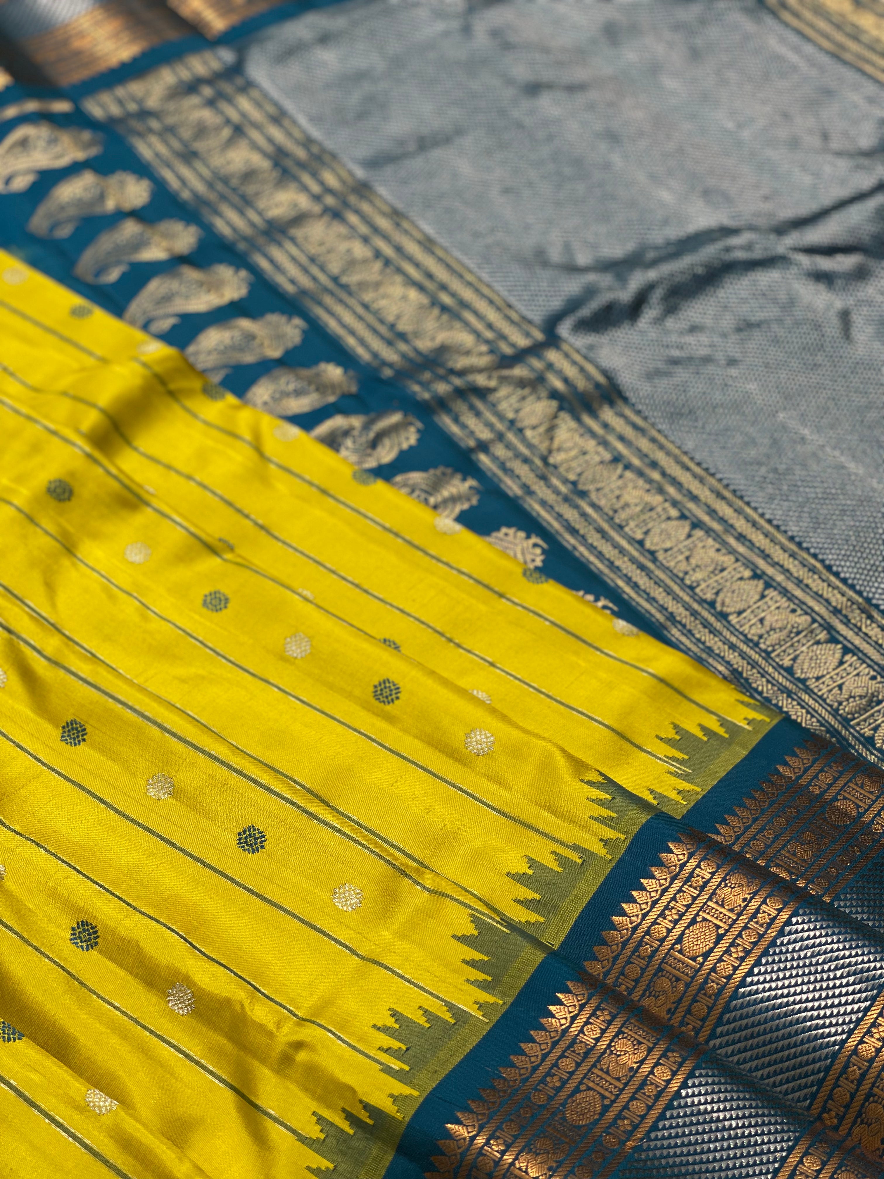 A Stunner Sampanga greenish Yellow Gadwal silk with Kanchi border