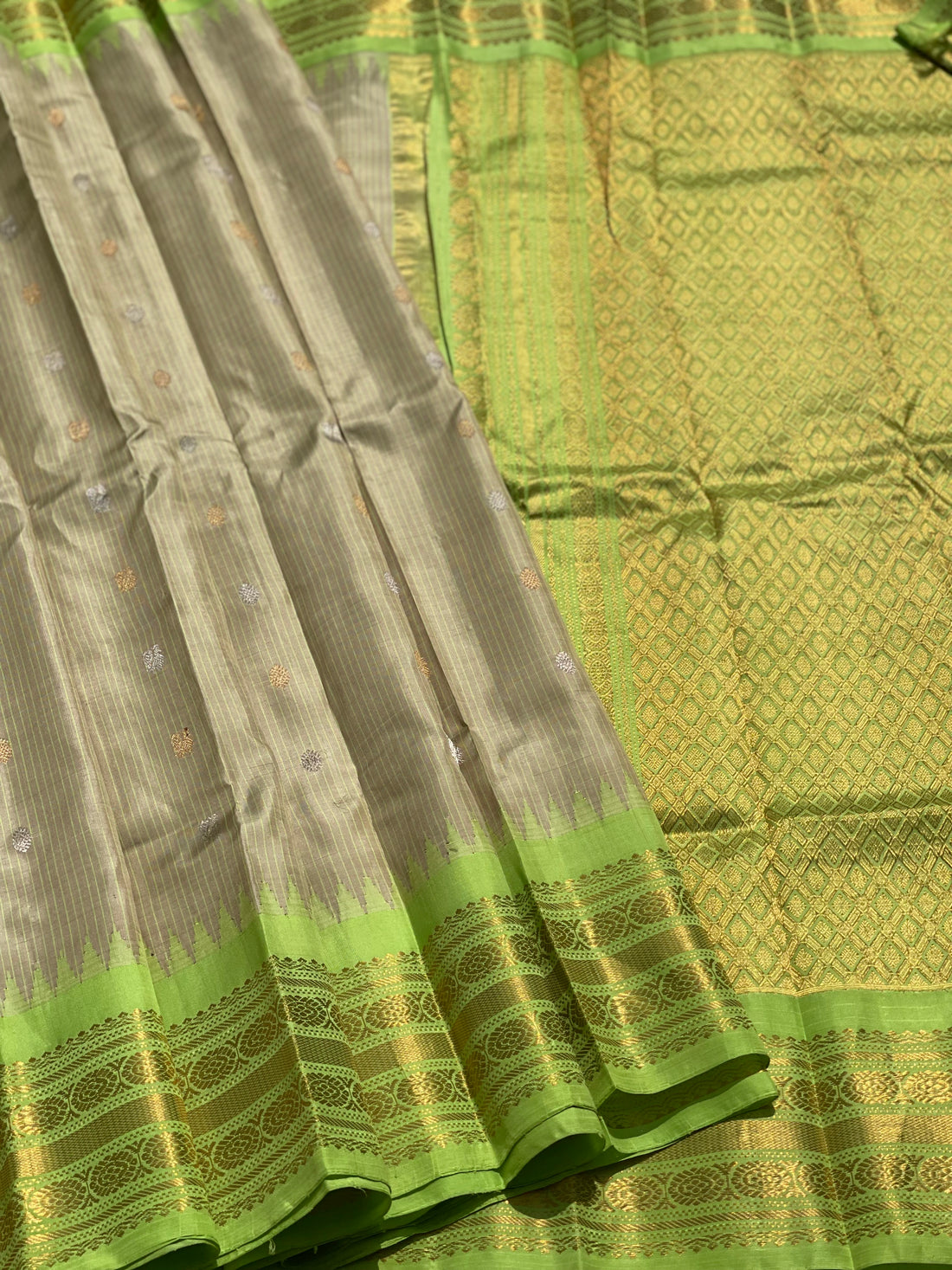 A Stunner Metallic with fern green Gadwal Silk Saree with Kuttu border