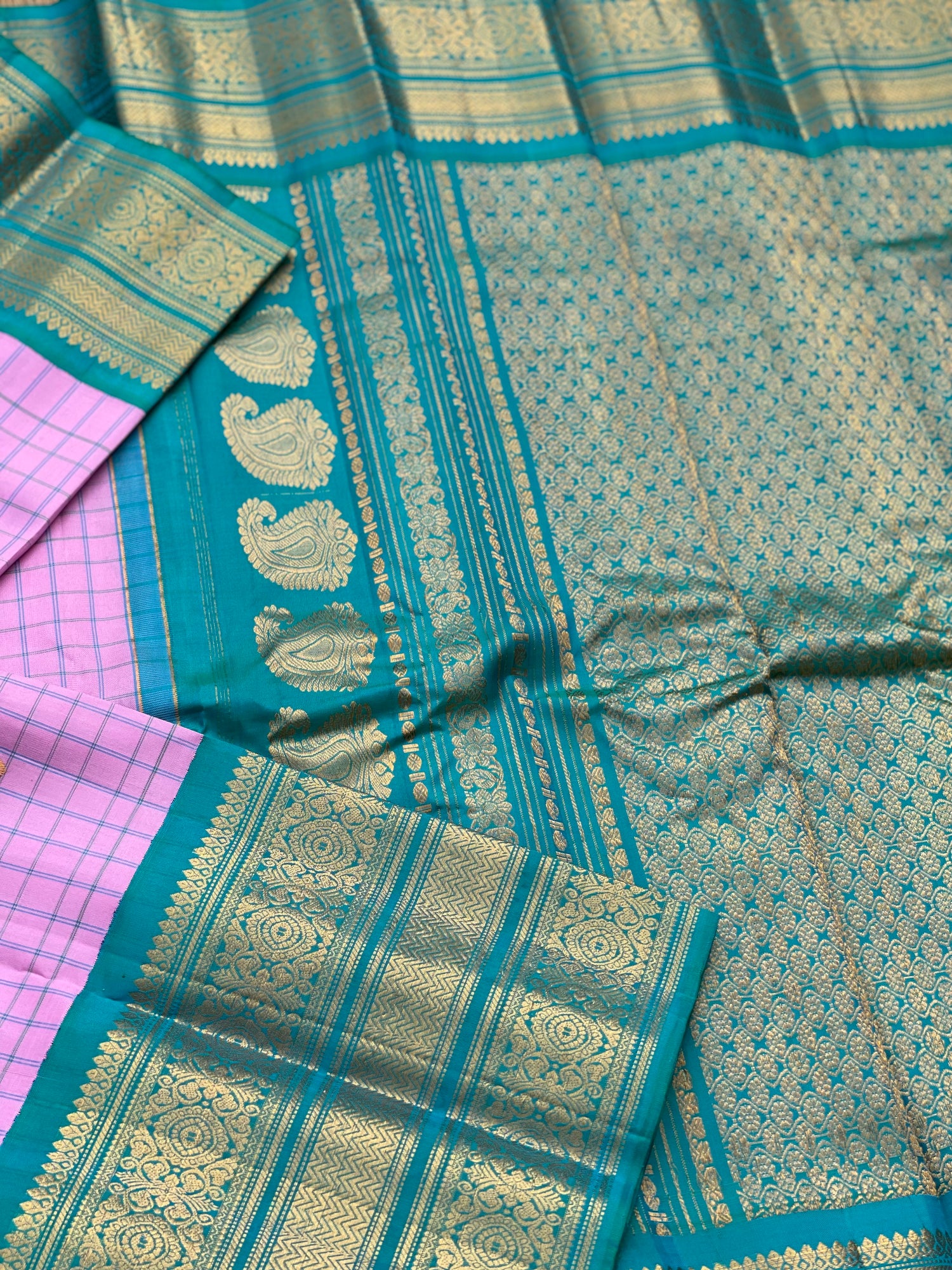 An Elegant baby pink Gadwal silk with Peacock green Kanchi turning border