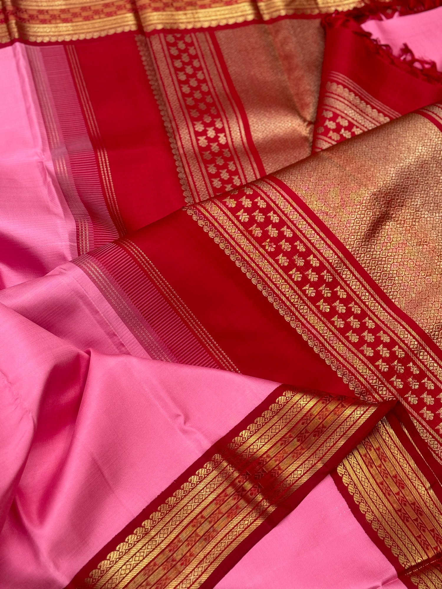 A gorgeous masterpiece in a very unique pink with arakku shade meenpettu border, korvai Kanchivaram silk saree