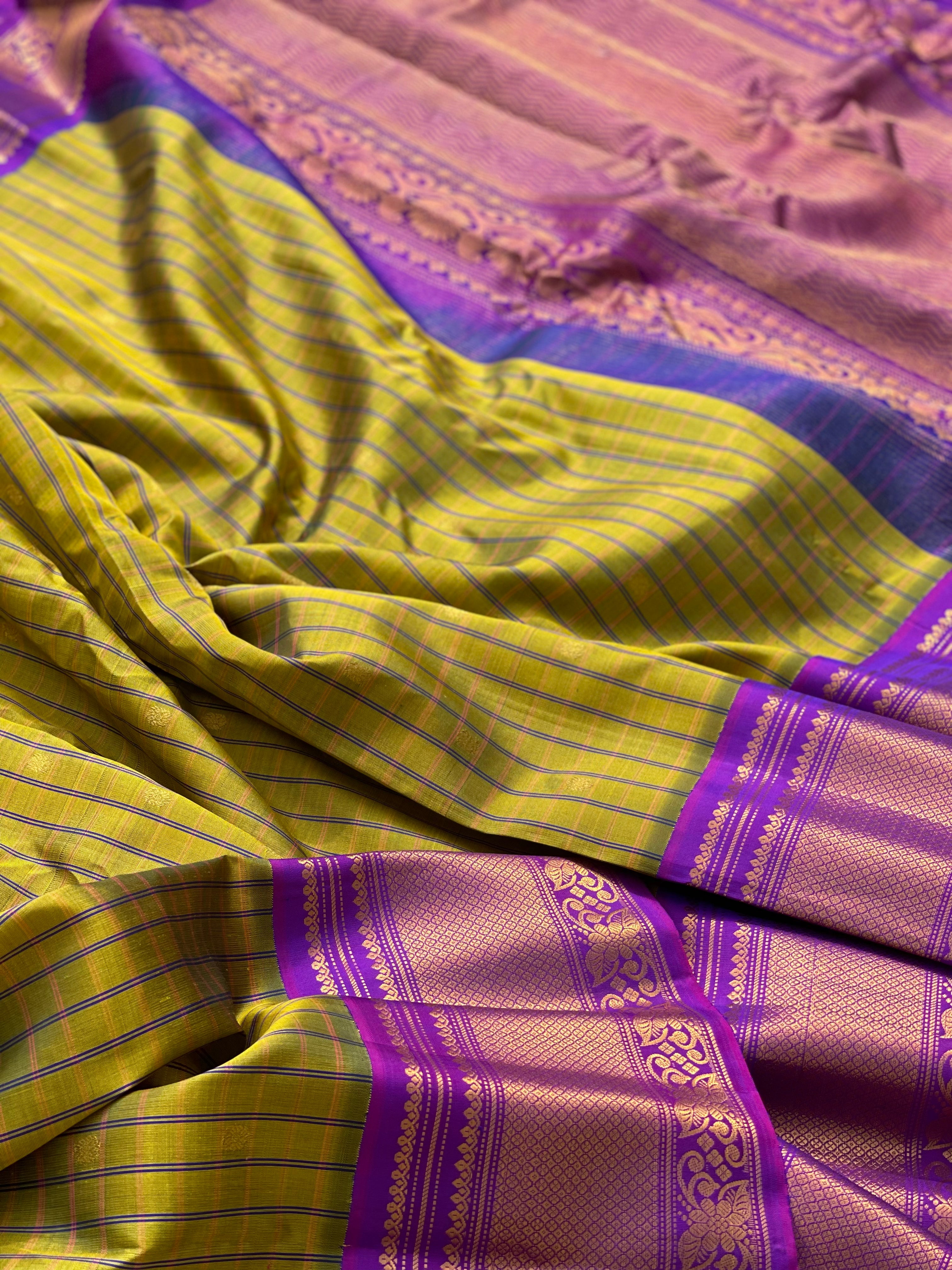 A stunner shot mustard yellow shade Gadwal silk saree