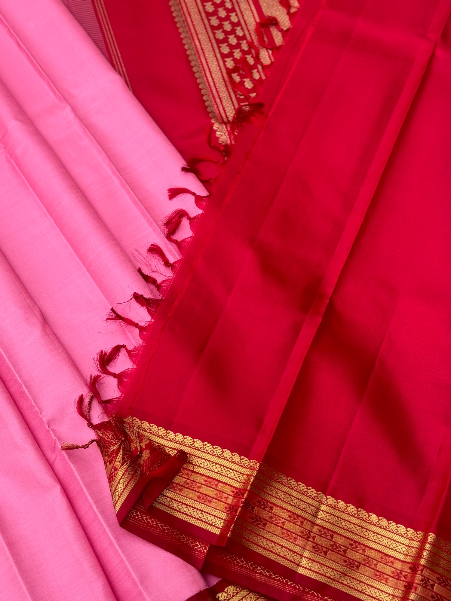 A gorgeous masterpiece in a very unique pink with arakku shade meenpettu border, korvai Kanchivaram silk saree
