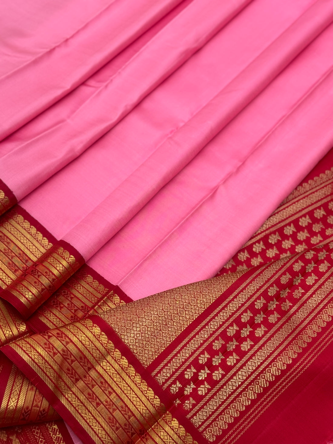 A gorgeous masterpiece in a very unique pink with arakku shade meenpettu border, korvai Kanchivaram silk saree