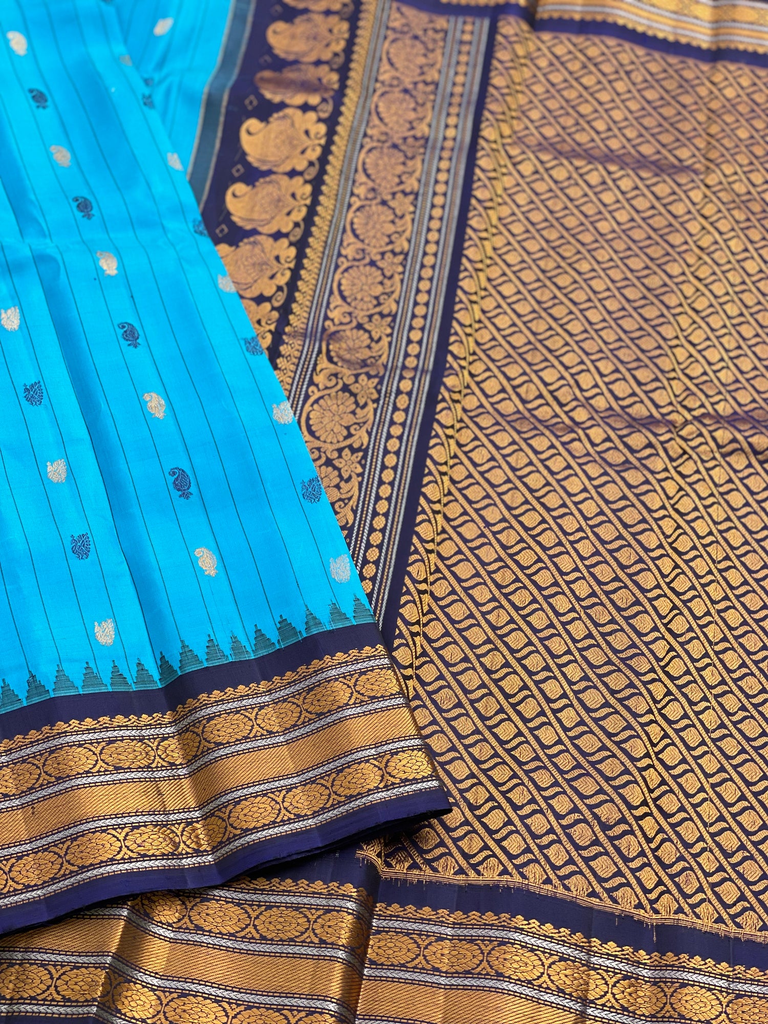 Gorgeous blue Gadwal Silk Saree with deep midnight blue Kanchi Turning Border