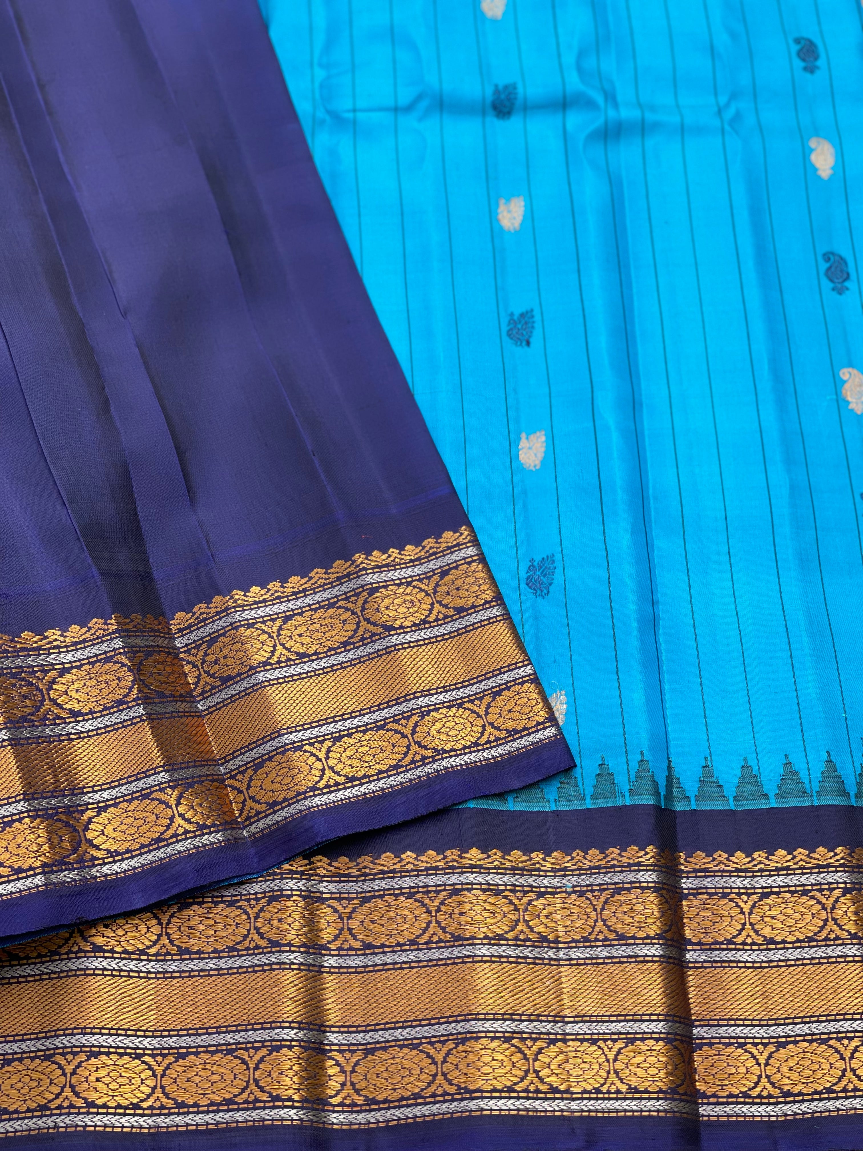 Gorgeous blue Gadwal Silk Saree with deep midnight blue Kanchi Turning Border