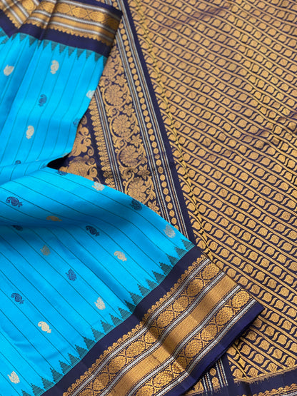 Gorgeous blue Gadwal Silk Saree with deep midnight blue Kanchi Turning Border