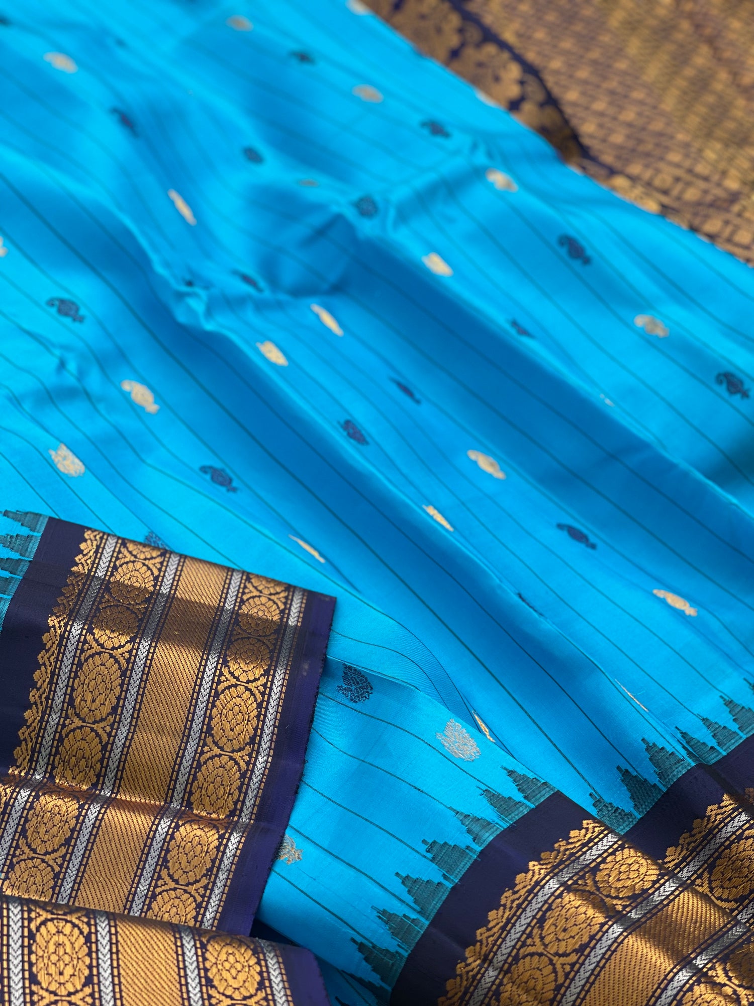 Gorgeous blue Gadwal Silk Saree with deep midnight blue Kanchi Turning Border