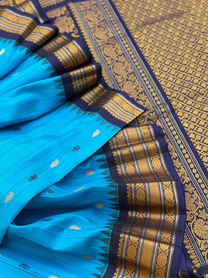 Gorgeous blue Gadwal Silk Saree with deep midnight blue Kanchi Turning Border