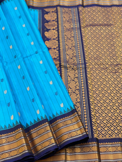 Gorgeous blue Gadwal Silk Saree with deep midnight blue Kanchi Turning Border