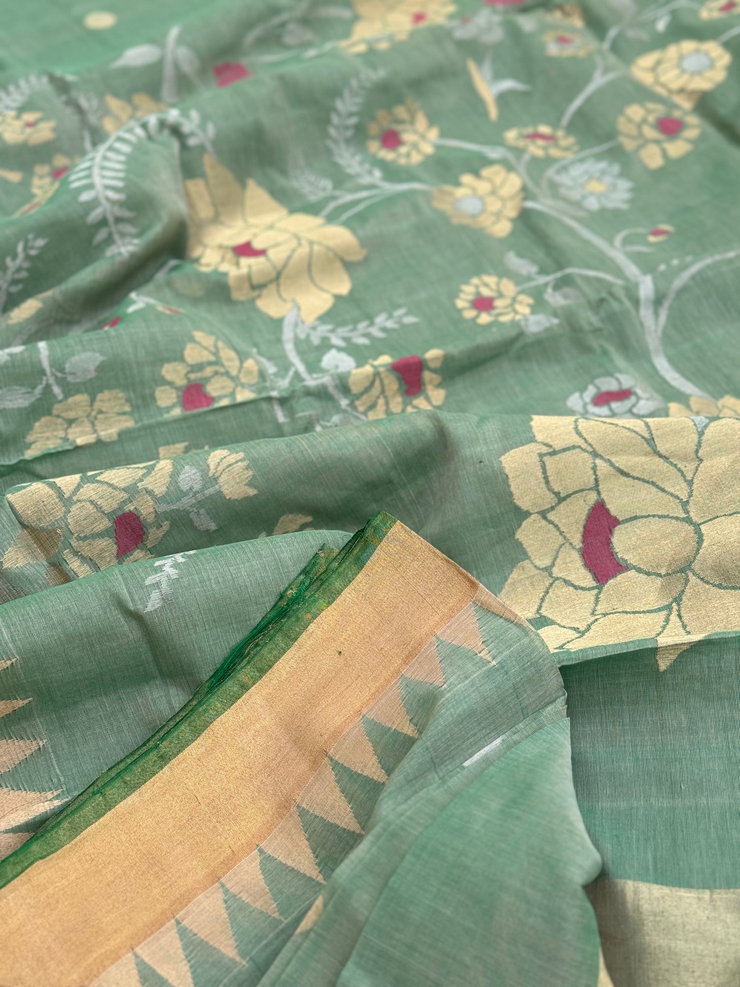 A gorgeous handspun ponduru Khadhi jamdani cotton saree in pastel green