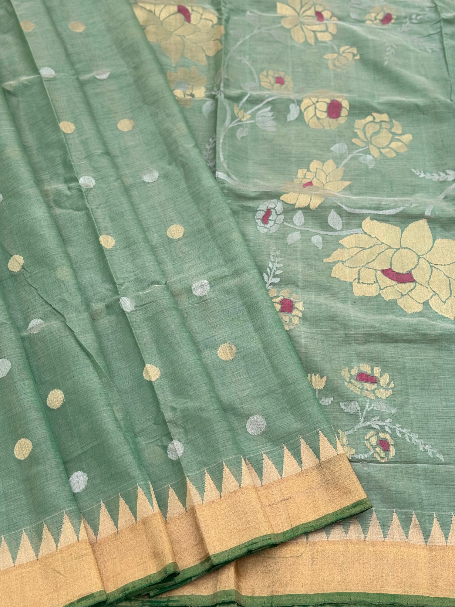A gorgeous handspun ponduru Khadhi jamdani cotton saree in pastel green