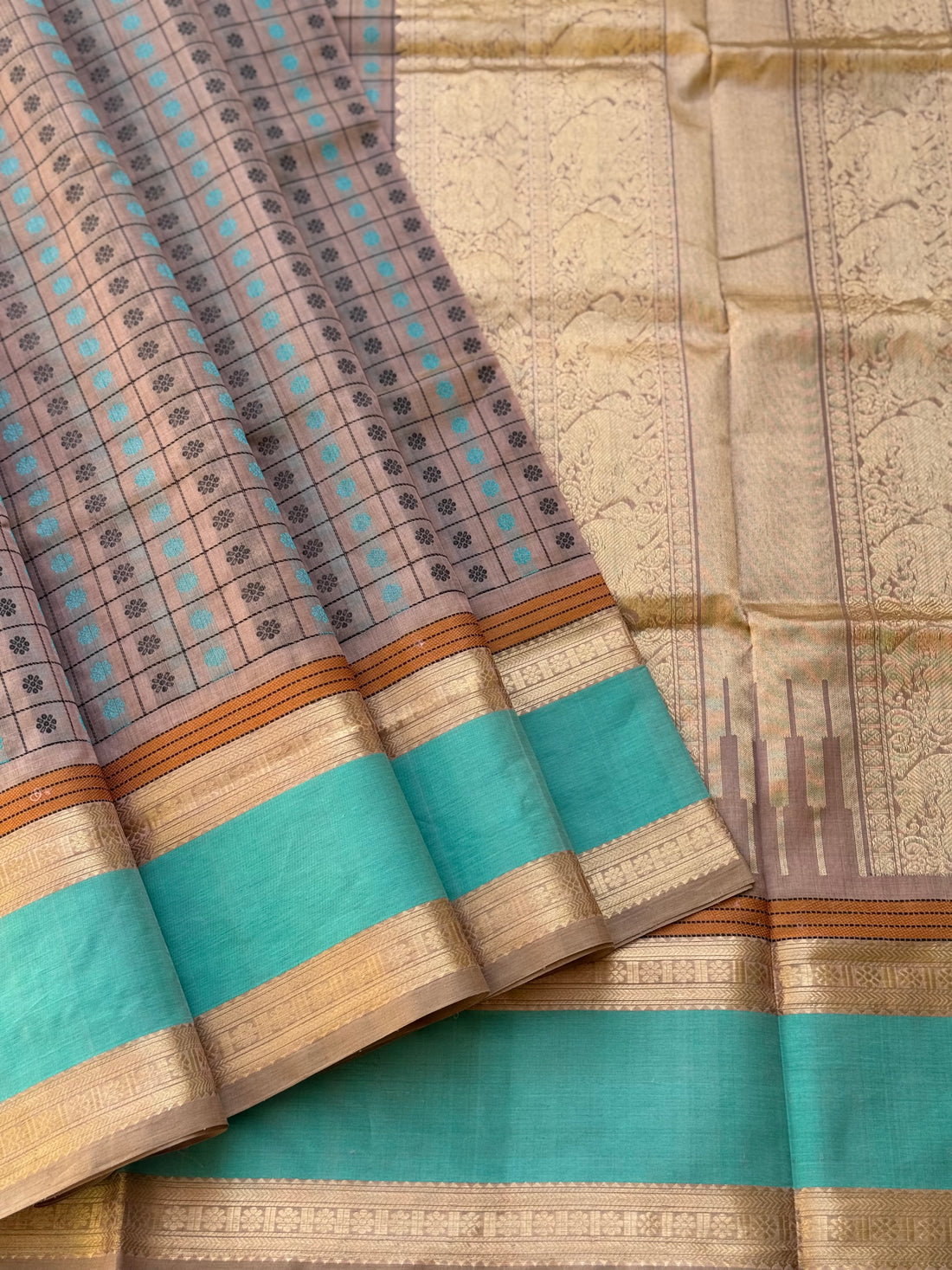 A beautiful 1000 buttas foam green shade kanchi silk cotton saree