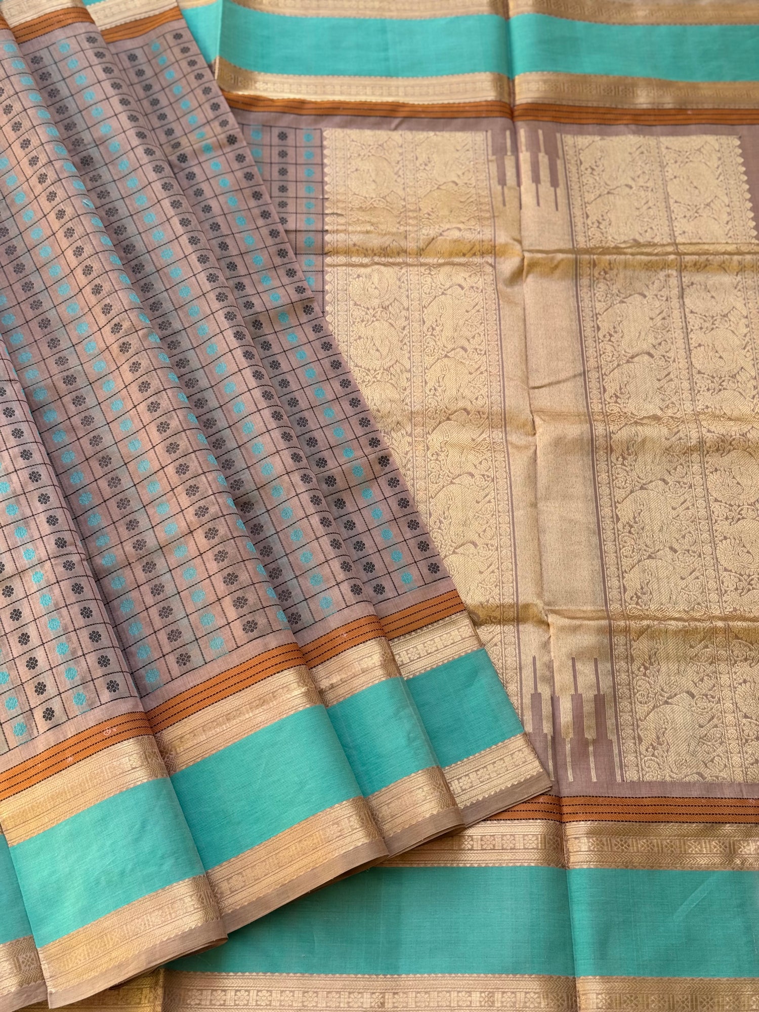 A beautiful 1000 buttas foam green shade kanchi silk cotton saree