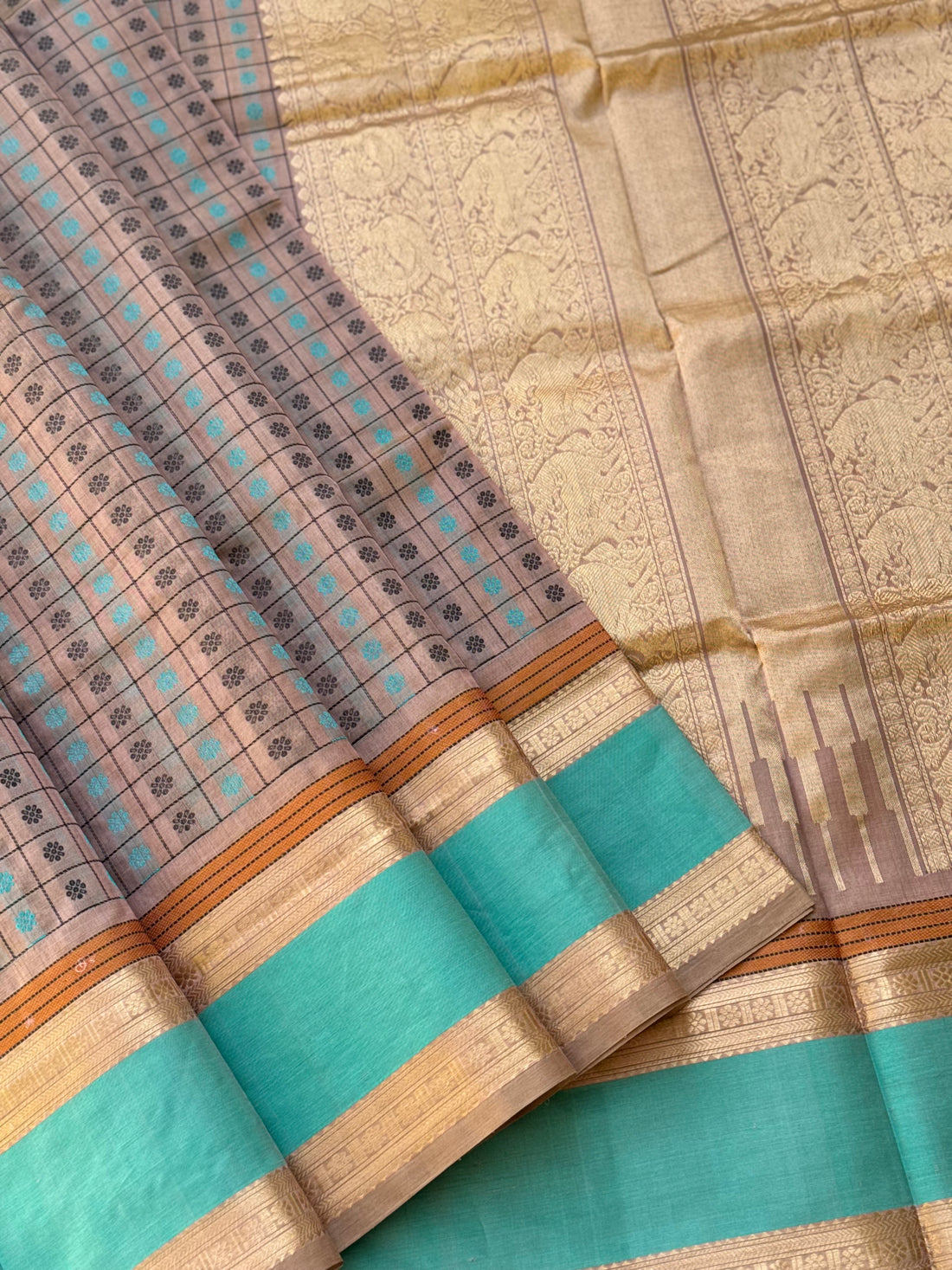 A beautiful 1000 buttas foam green shade kanchi silk cotton saree