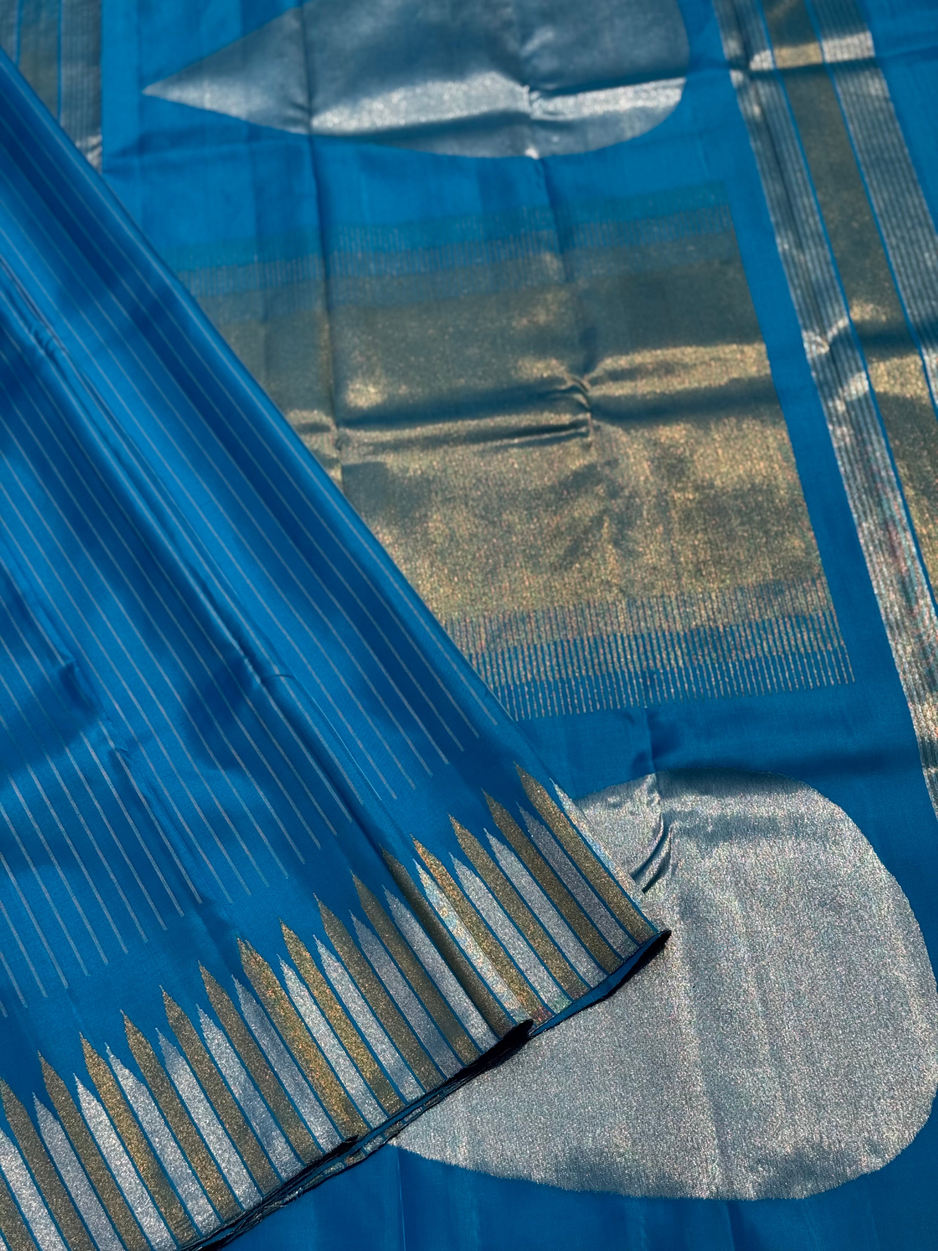 An exquisite ettukol weave kanchivaram masterpiece in cerulean blue