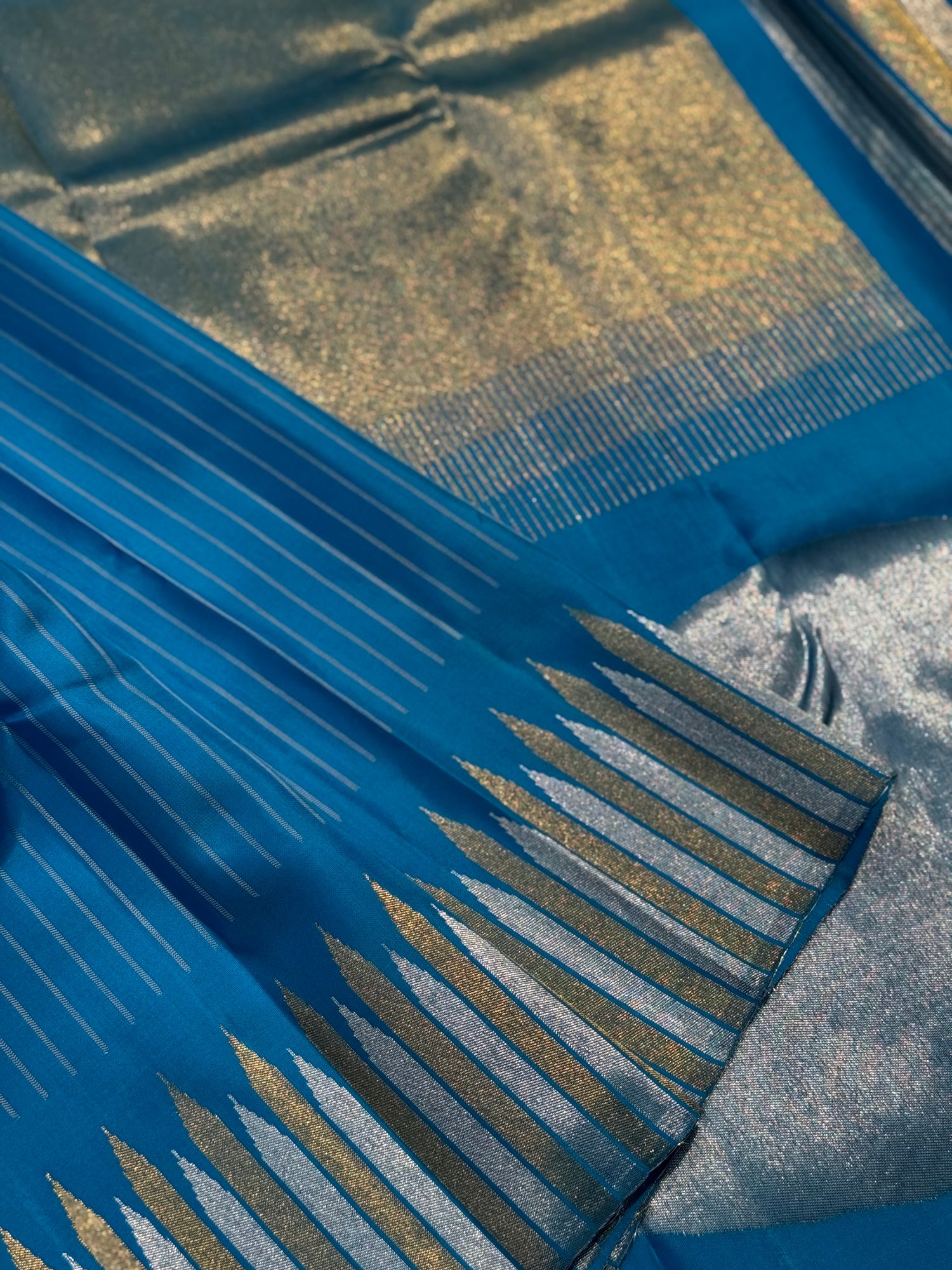 An exquisite ettukol weave kanchivaram masterpiece in cerulean blue