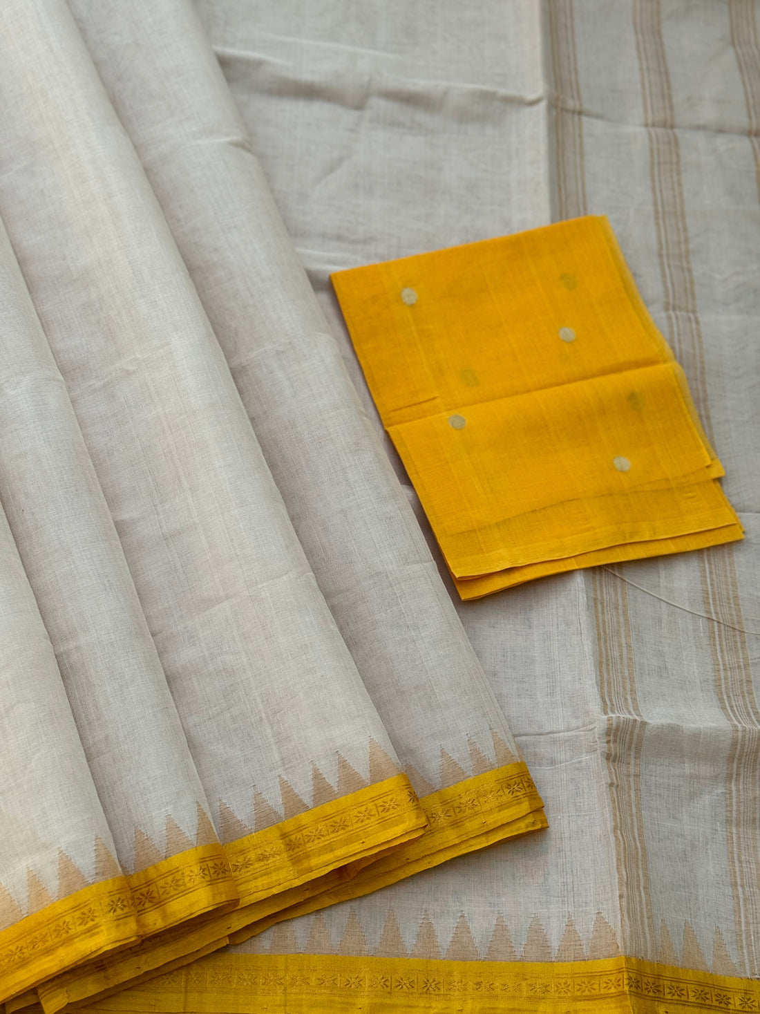 A subtle elegant ponduru Khadhi handspun with dobby silk border