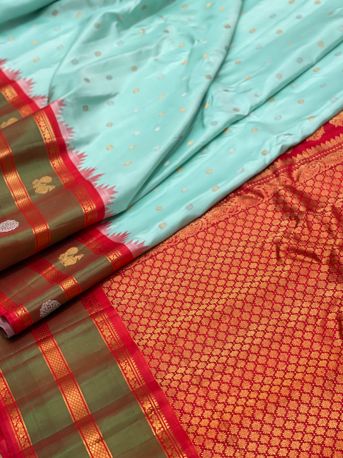 Gadwal Silk Handwoven Kuttu With Kanchi turning Border