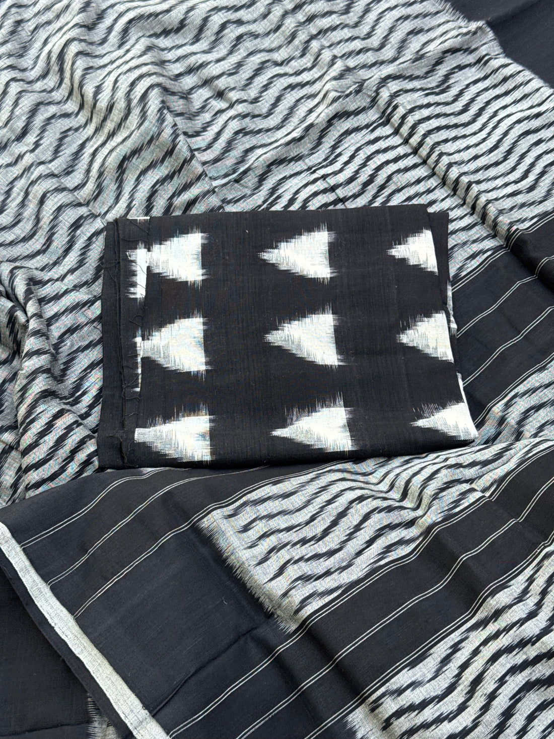 Single Ikkat weft Cotton Saree in lehariya patternnz