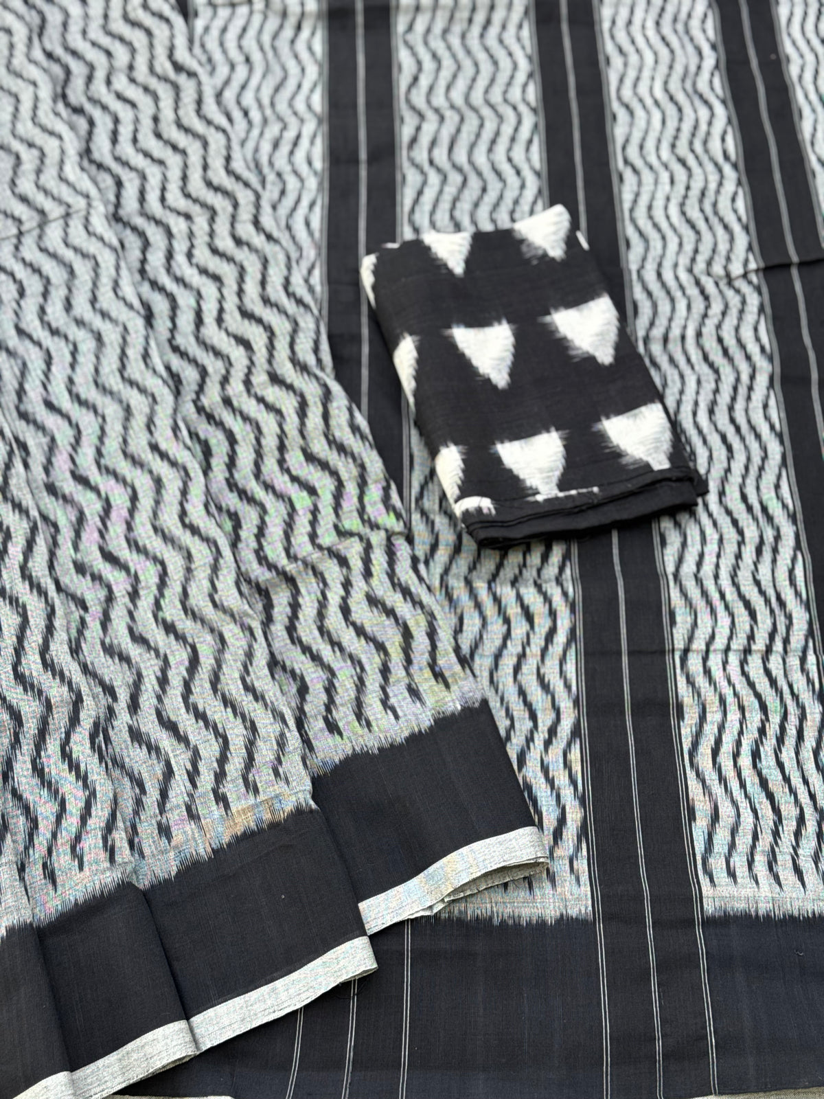 Single Ikkat weft Cotton Saree in lehariya patternnz