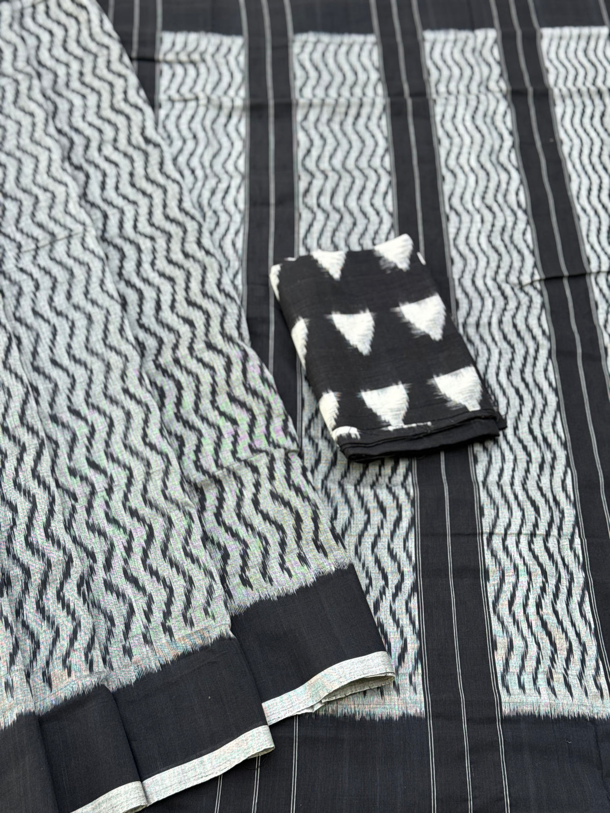 Single Ikkat weft Cotton Saree in lehariya patternnz