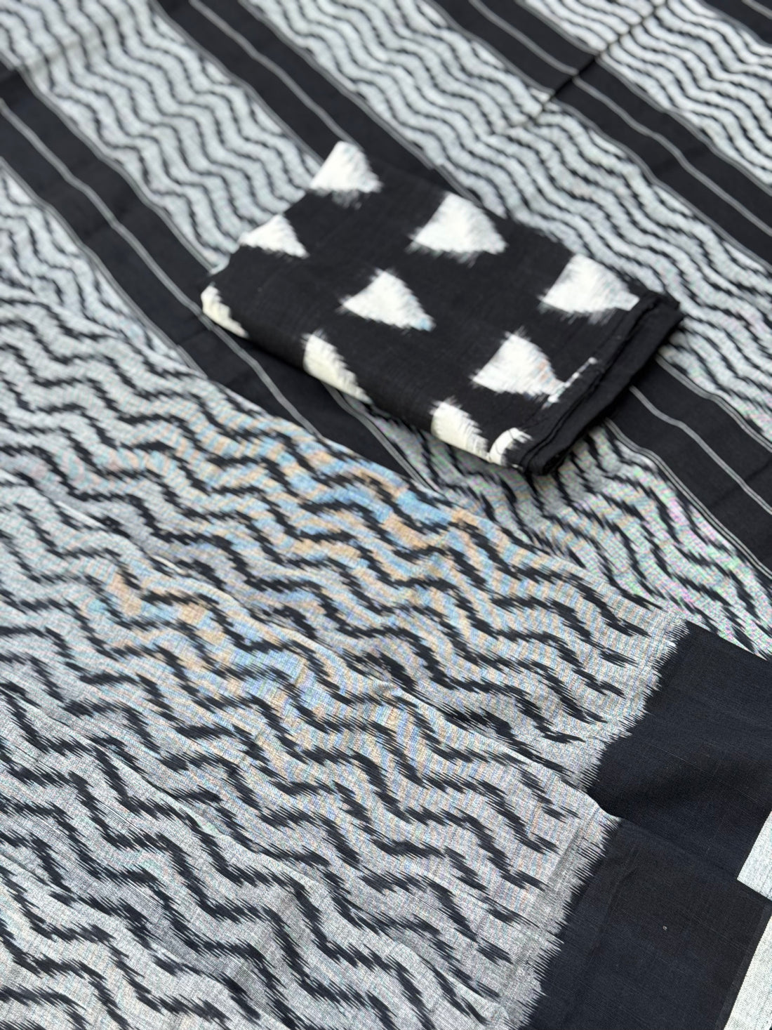 Single Ikkat weft Cotton Saree in lehariya patternnz