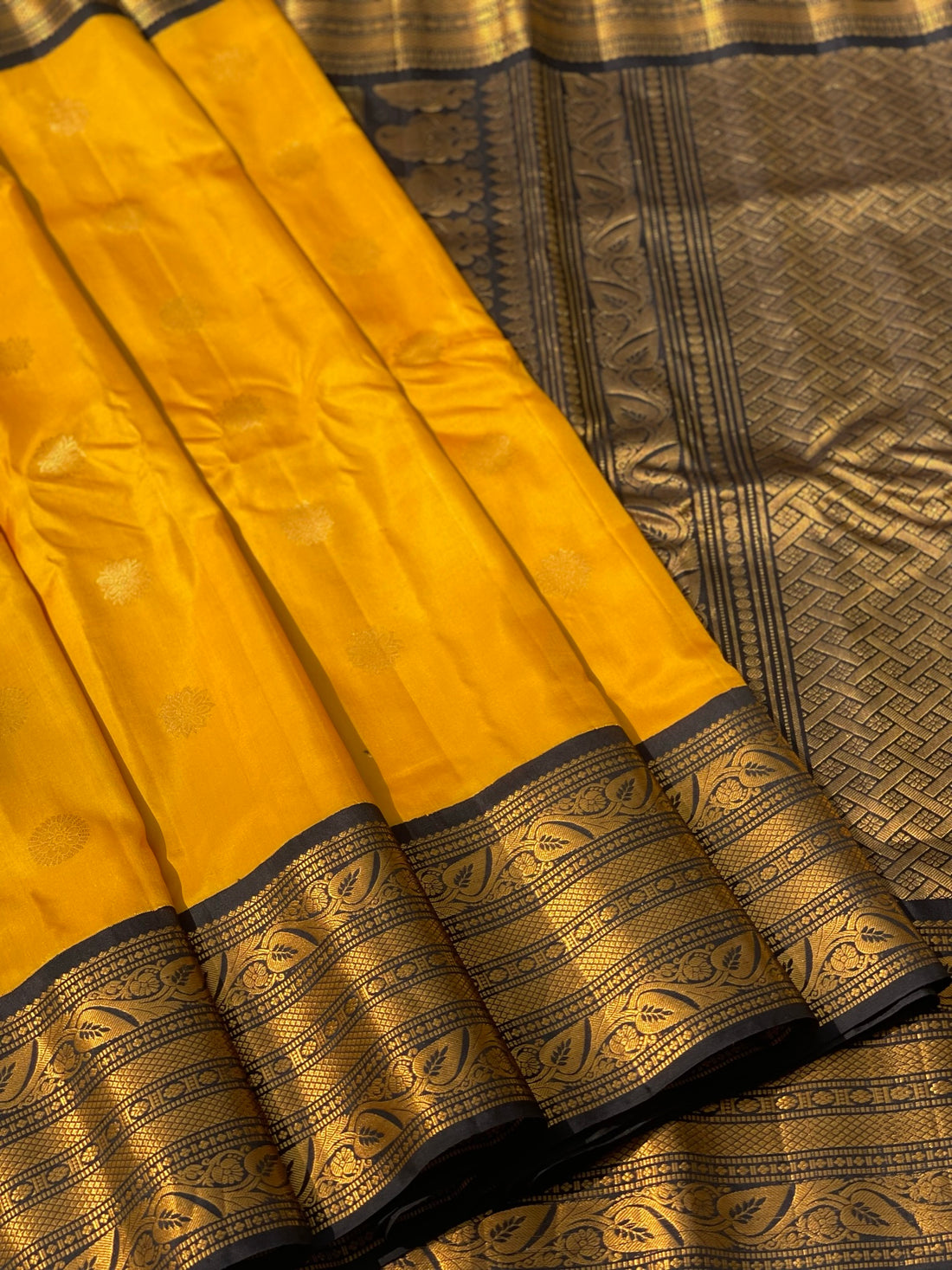Handwoven Gadwal Silk With Kanchi Kuttu Border In Contrast Black And Grand Pallu Saree