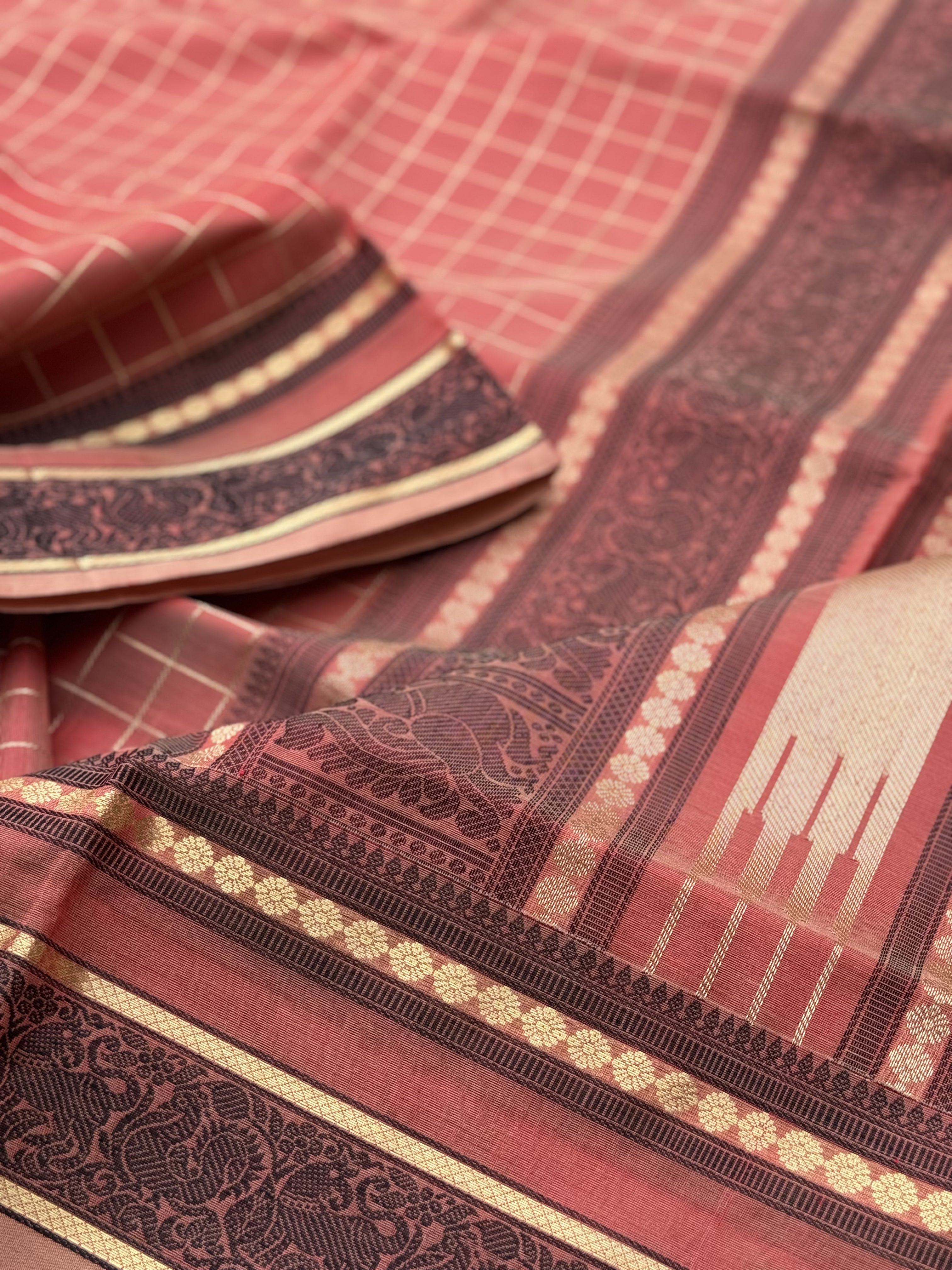 A gorgeous Peachish shade zari muthu kattam handwoven Kanchi silk cotton saree