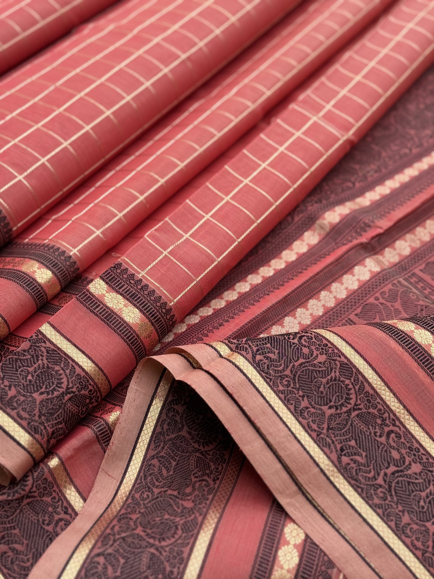 A gorgeous Peachish shade zari muthu kattam handwoven Kanchi silk cotton saree