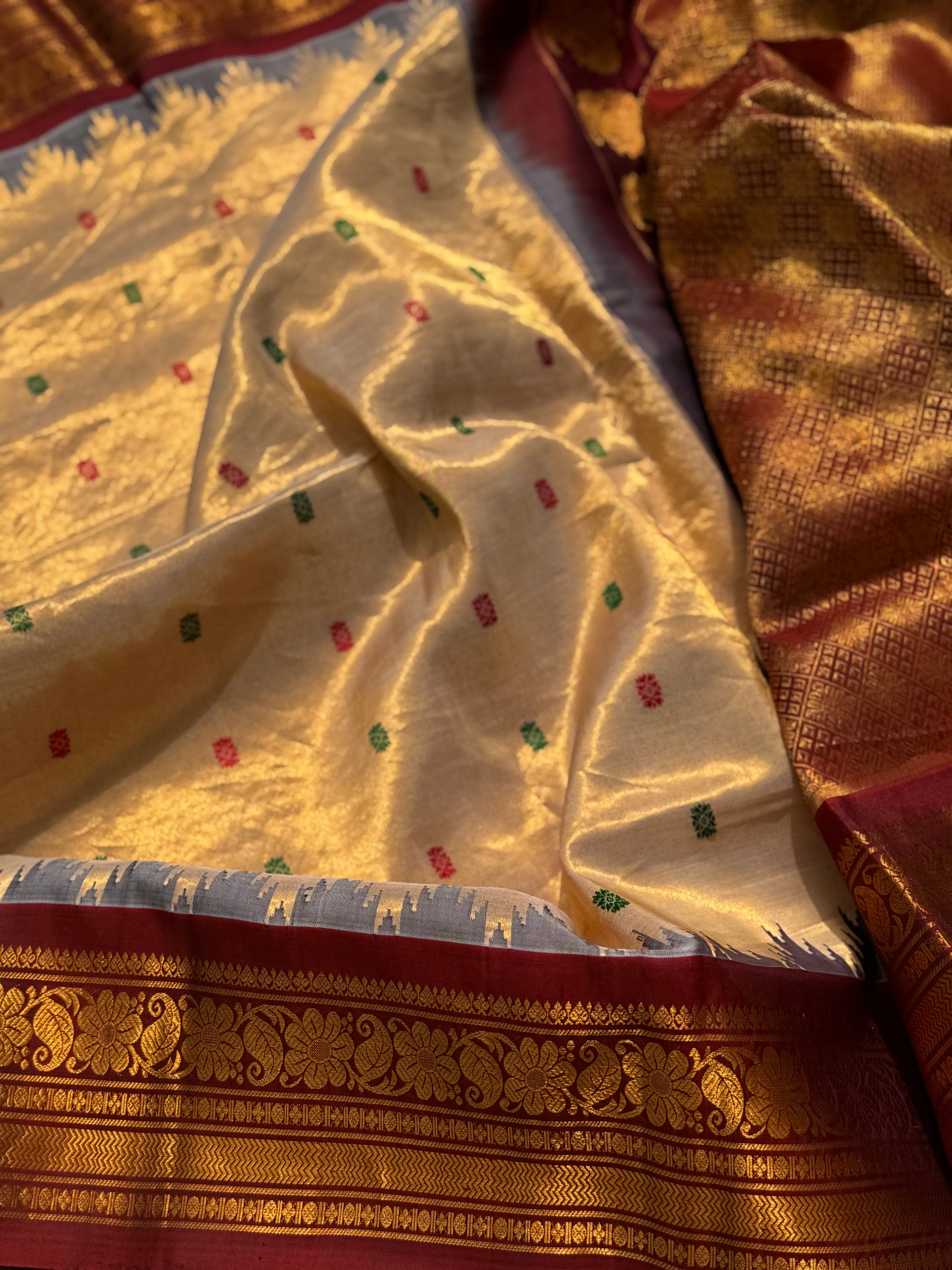 A stunner showstopper Handloom gadwal tissue silk saree with kuttu border
