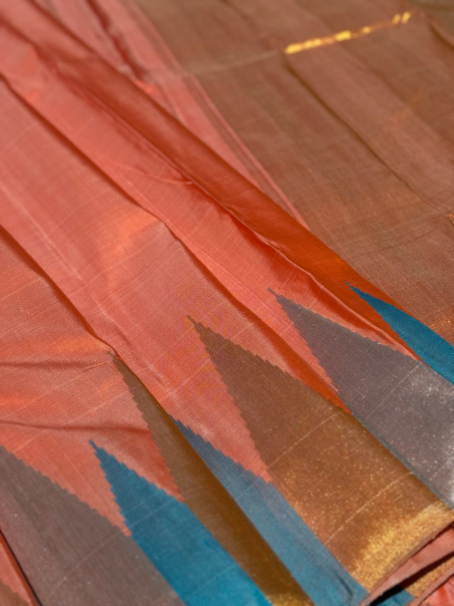 A handwoven salmon shade ettukol kanchivaram silk saree