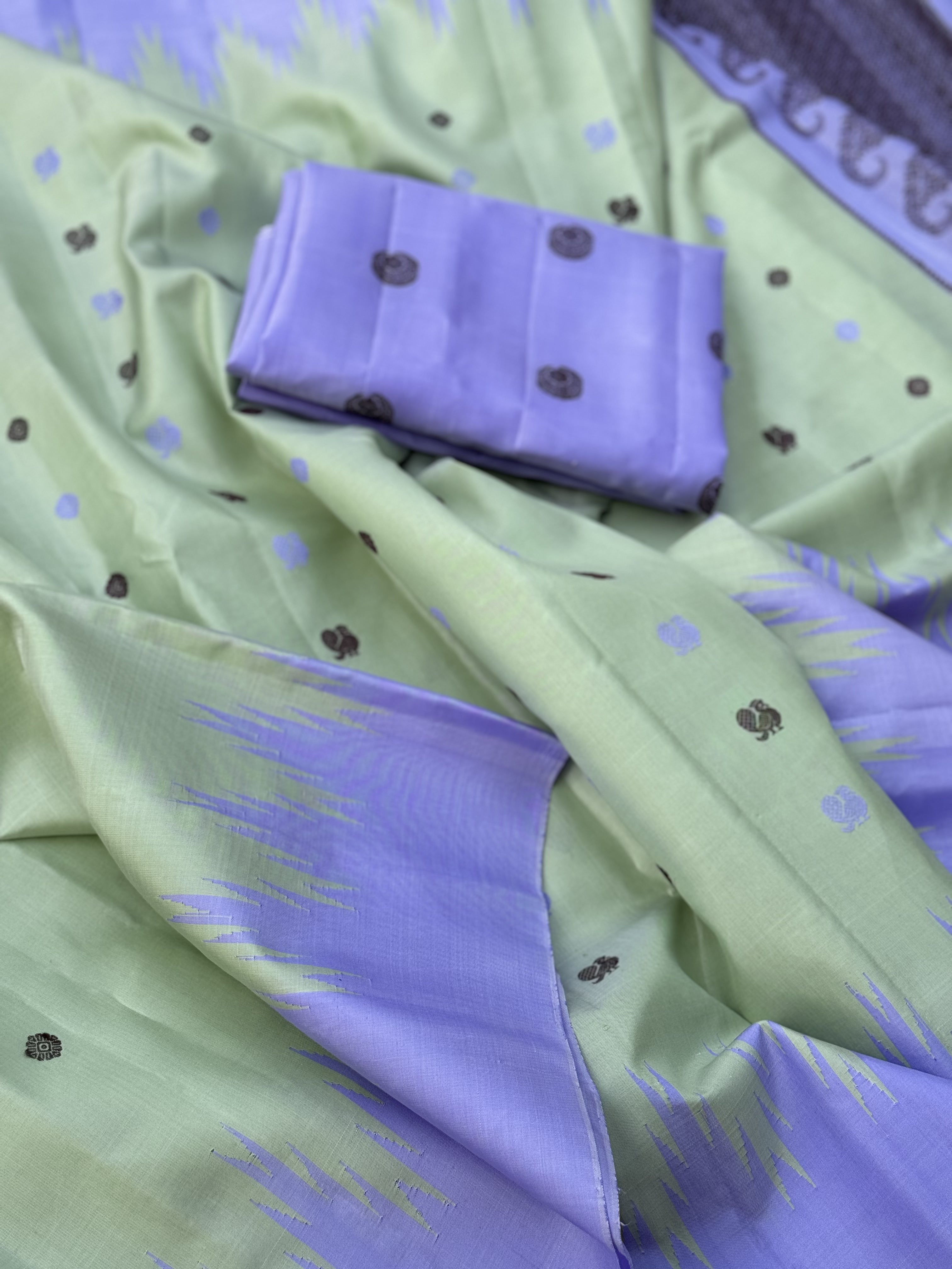 A gorgeous Cardamom green border with lavender temple korvai / kuttu handwoven gadwal silk saree