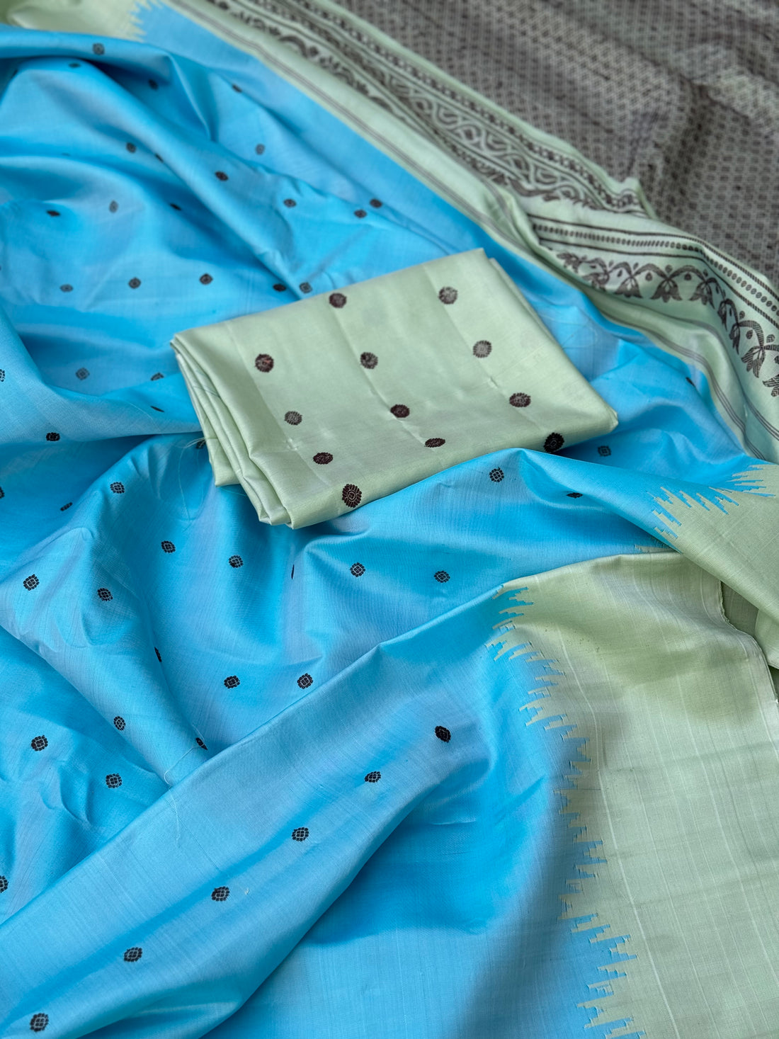 No zari woven blue with cardamom green border temple korvai / kuttu handwoven gadwal silk saree