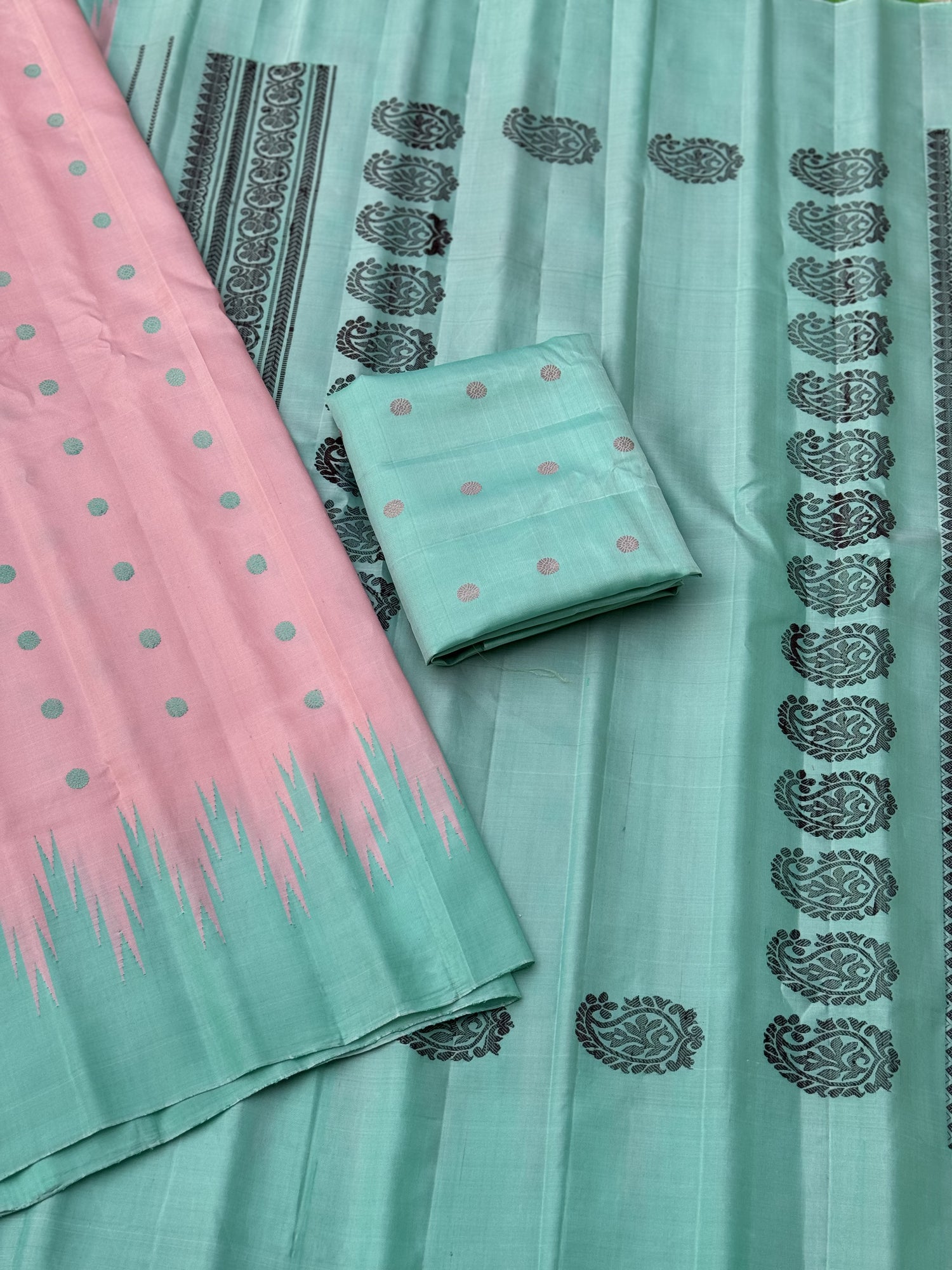 A gorgeous SalmonPink with Seagreen border temple korvai / kuttu handwoven Gadwal silk saree