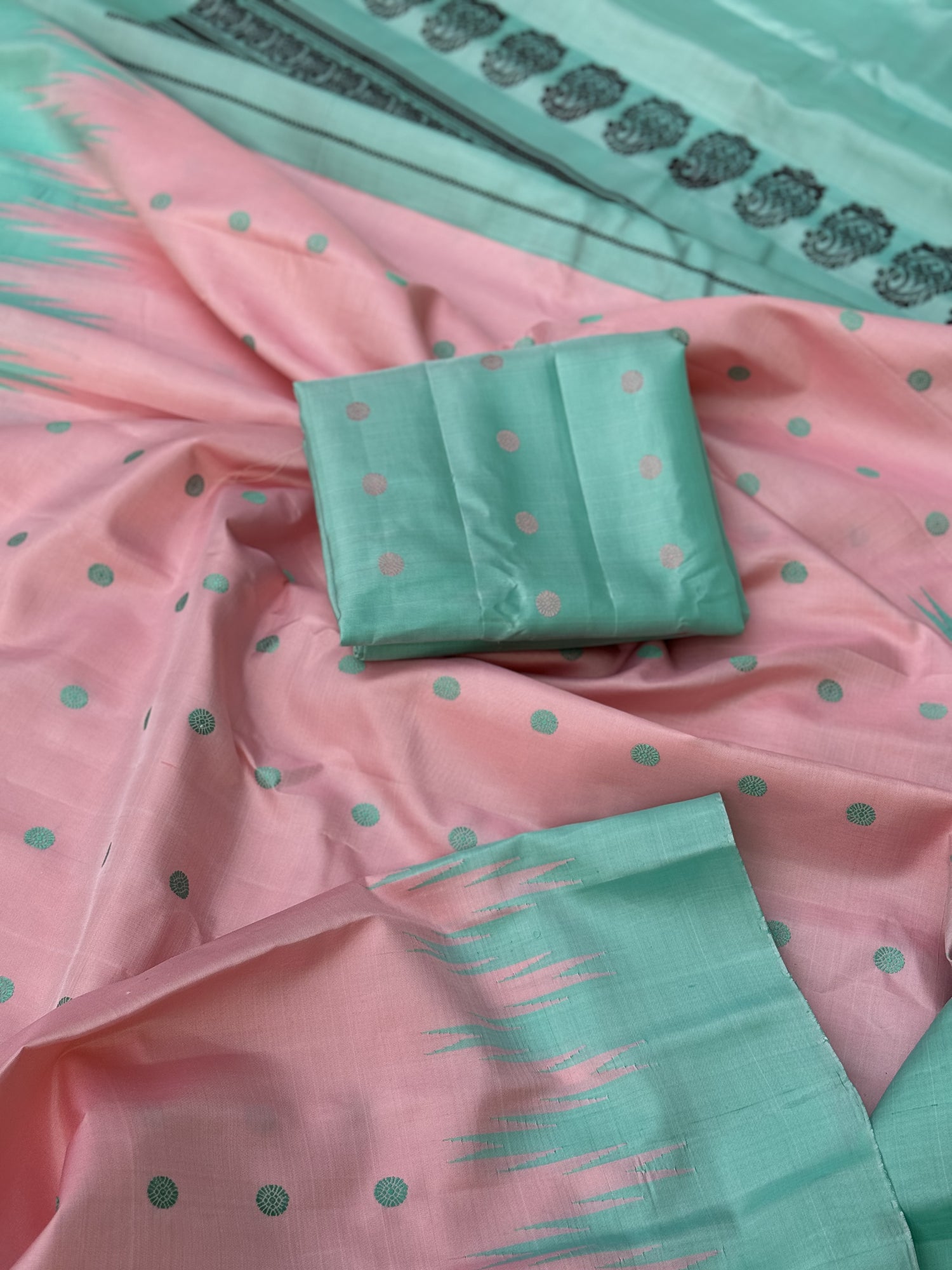 A gorgeous SalmonPink with Seagreen border temple korvai / kuttu handwoven Gadwal silk saree