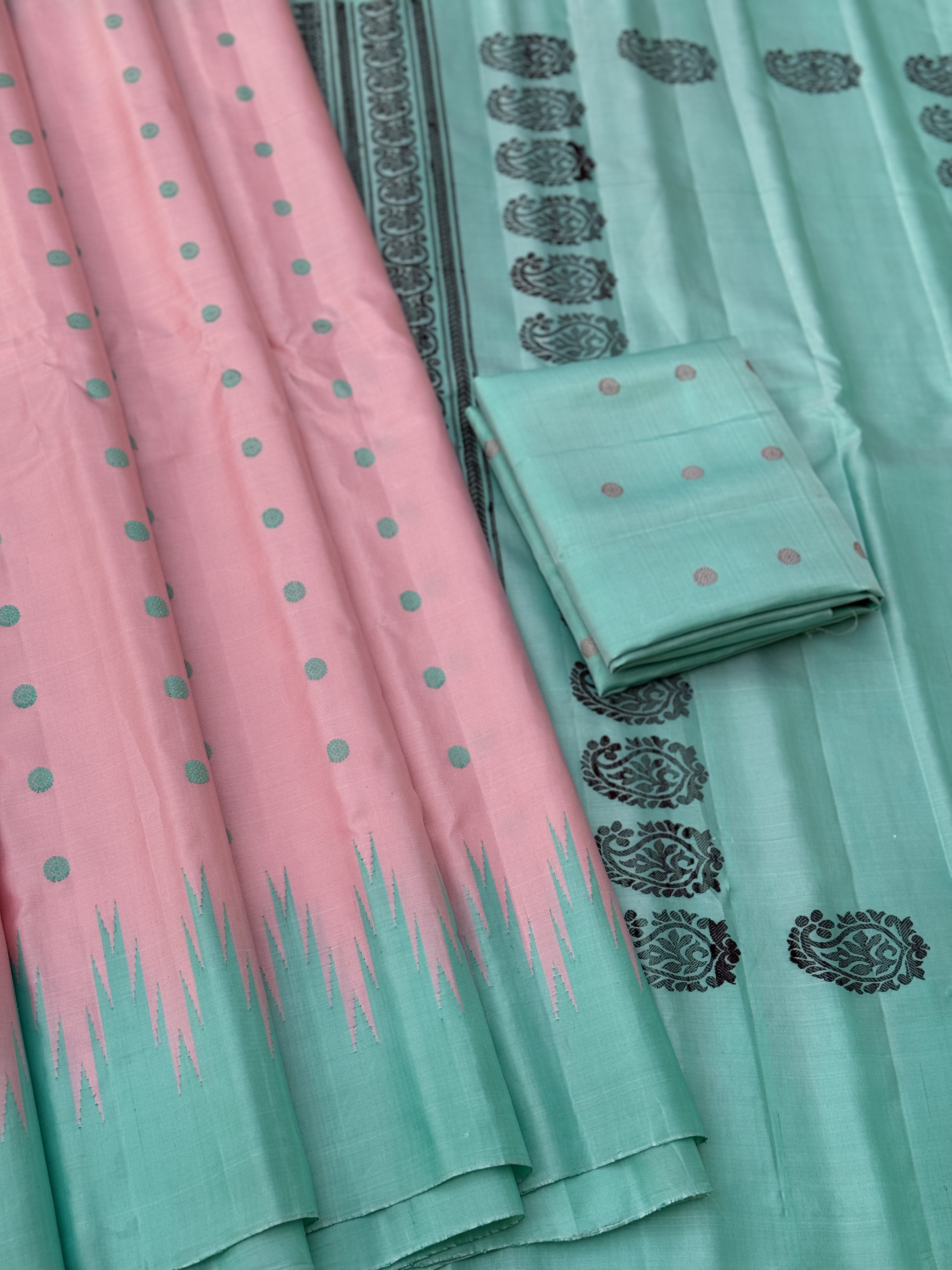 A gorgeous SalmonPink with Seagreen border temple korvai / kuttu handwoven Gadwal silk saree