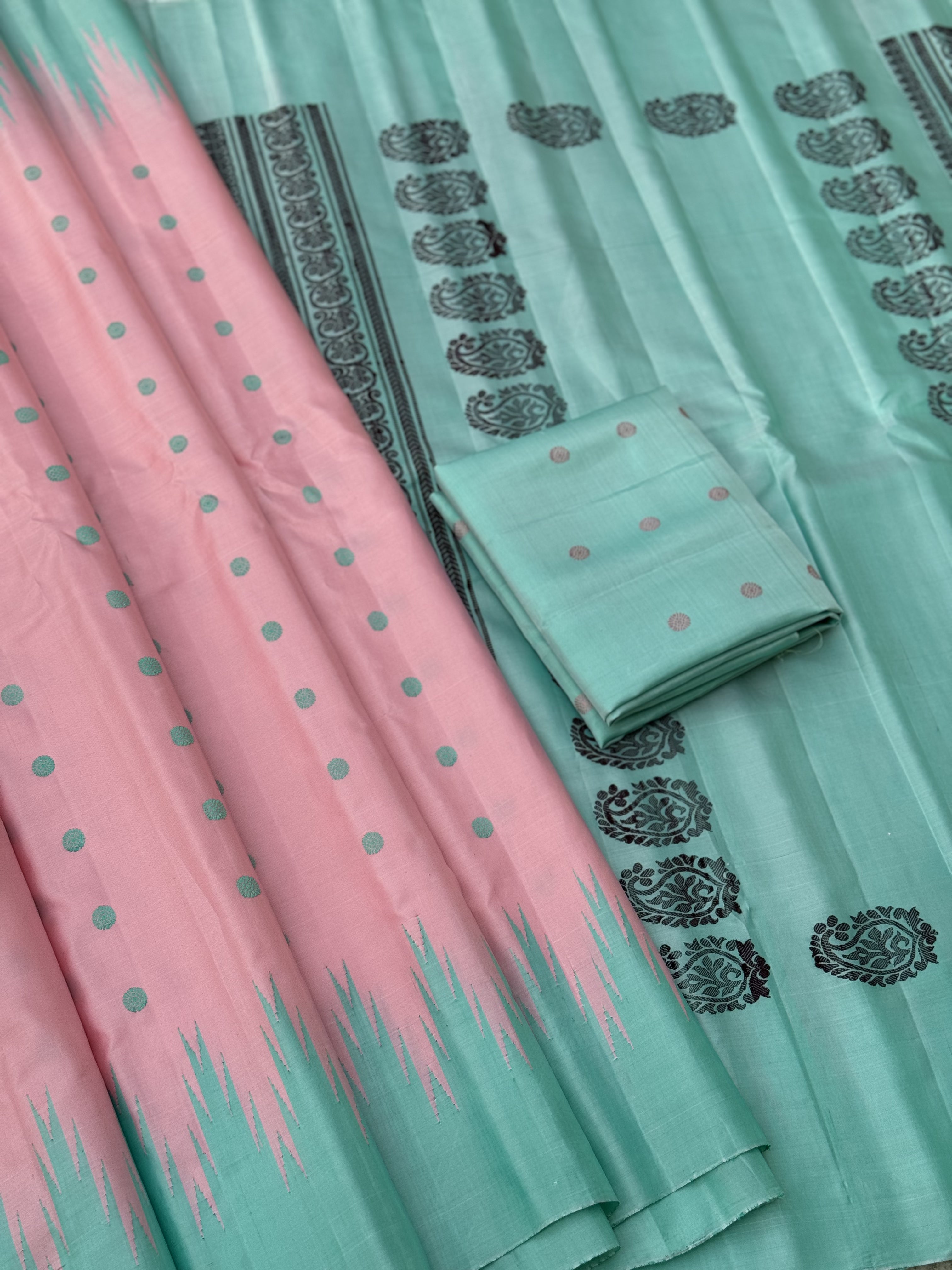 A gorgeous SalmonPink with Seagreen border temple korvai / kuttu handwoven Gadwal silk saree