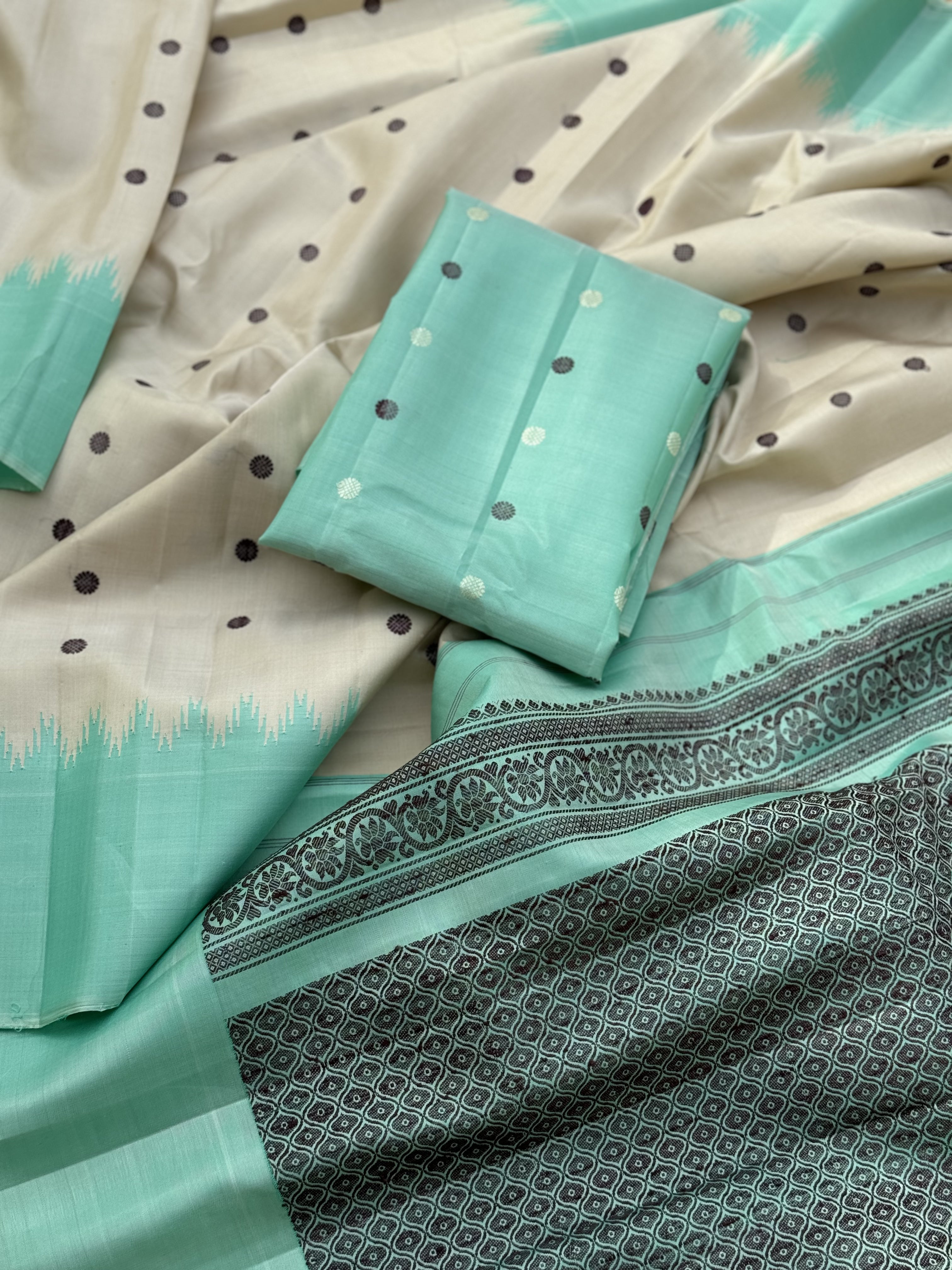 Pearlwhite with seagreen Threadwork temple korvai kuttu handwoven gadwal silk saree