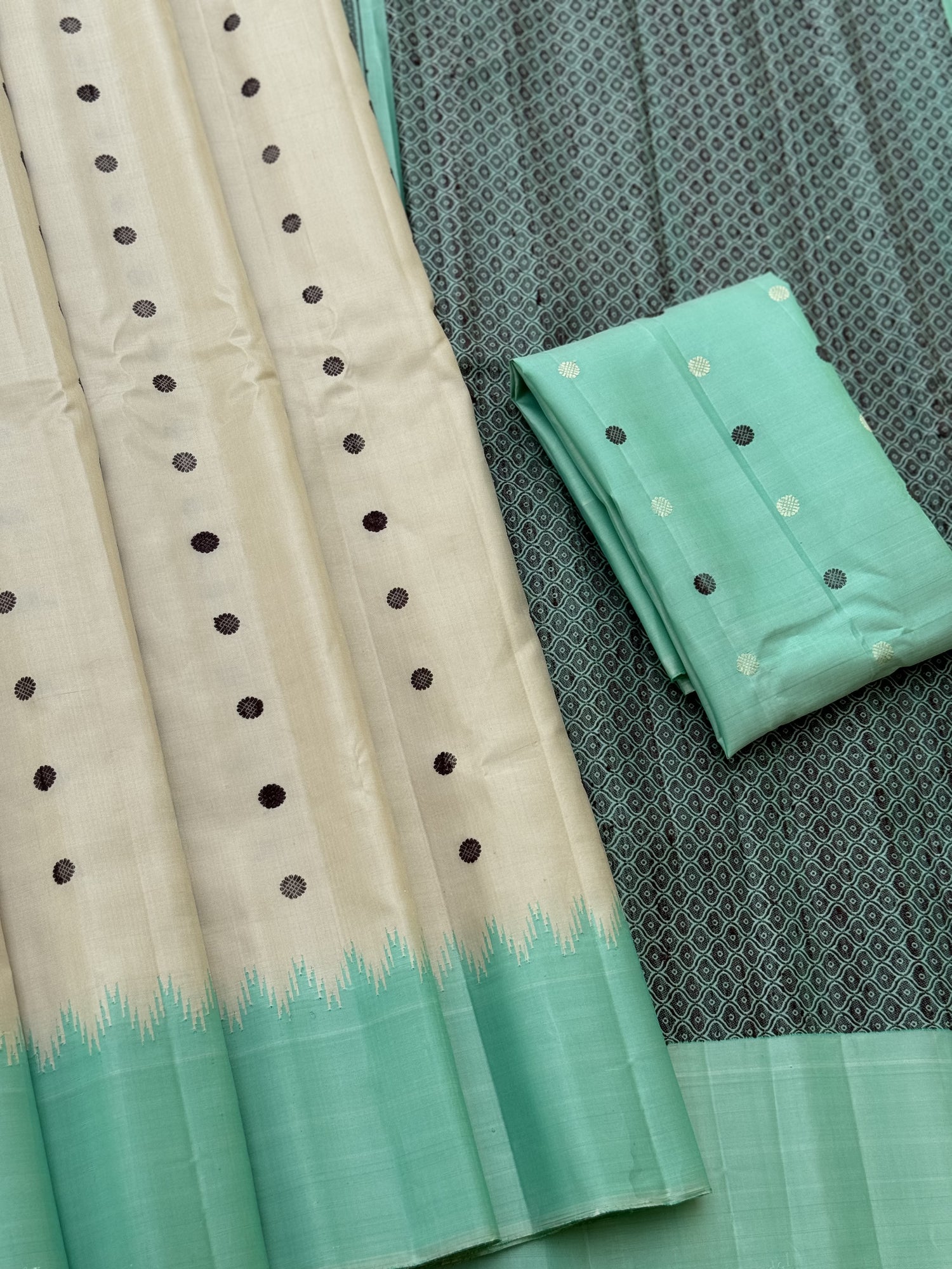 Pearlwhite with seagreen Threadwork temple korvai kuttu handwoven gadwal silk saree