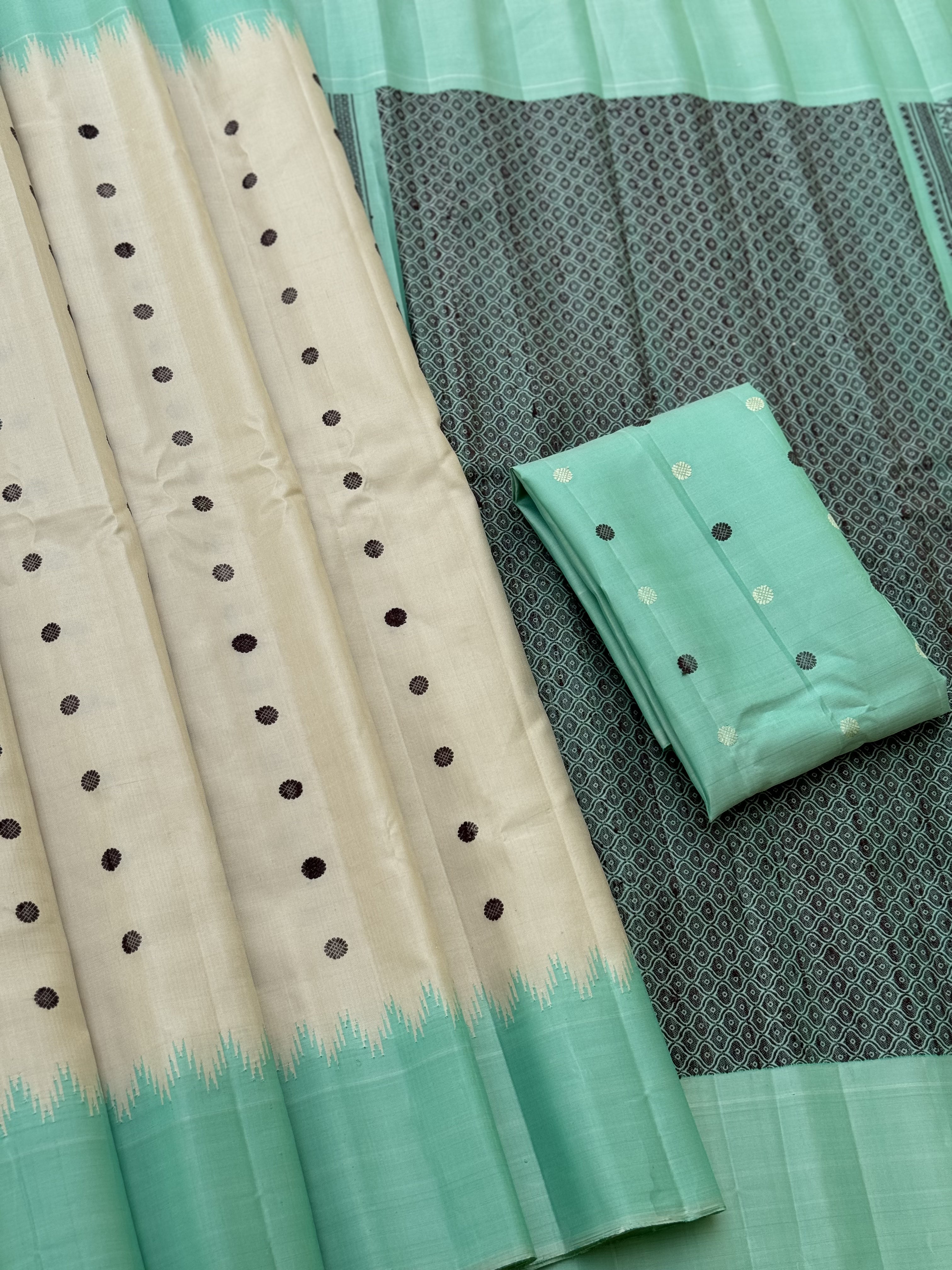 Pearlwhite with seagreen Threadwork temple korvai kuttu handwoven gadwal silk saree