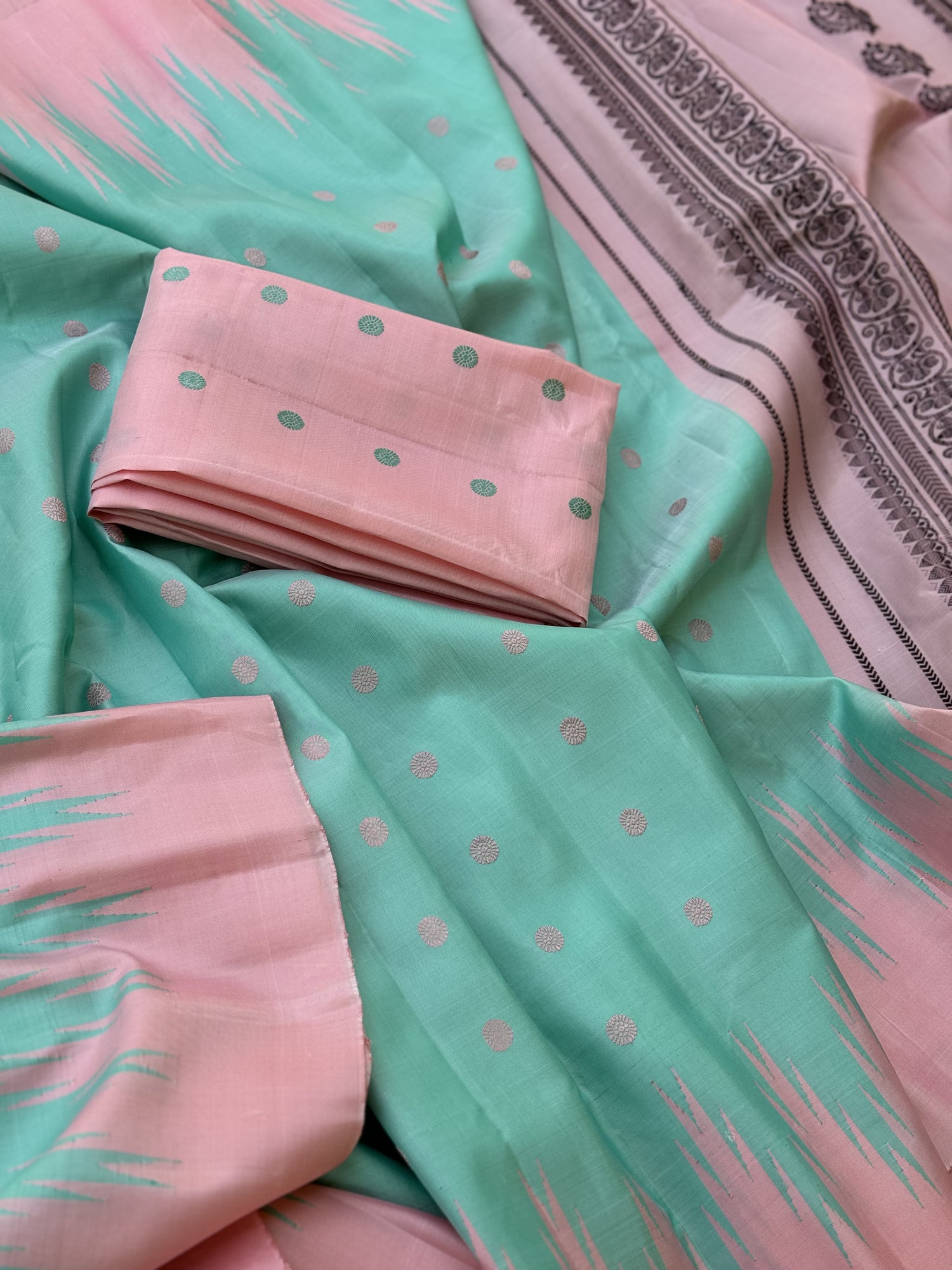 A gorgeous Seagreen with Salmonpink border temple korvai / kuttu handwoven gadwal silk saree