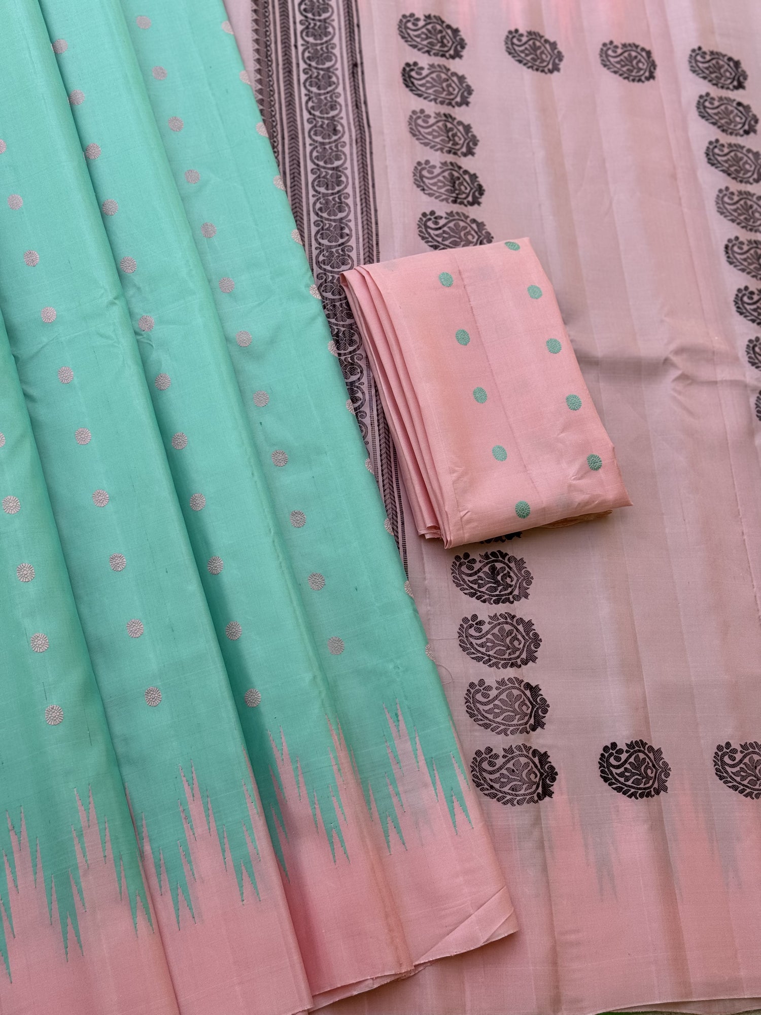 A gorgeous Seagreen with Salmonpink border temple korvai / kuttu handwoven gadwal silk saree