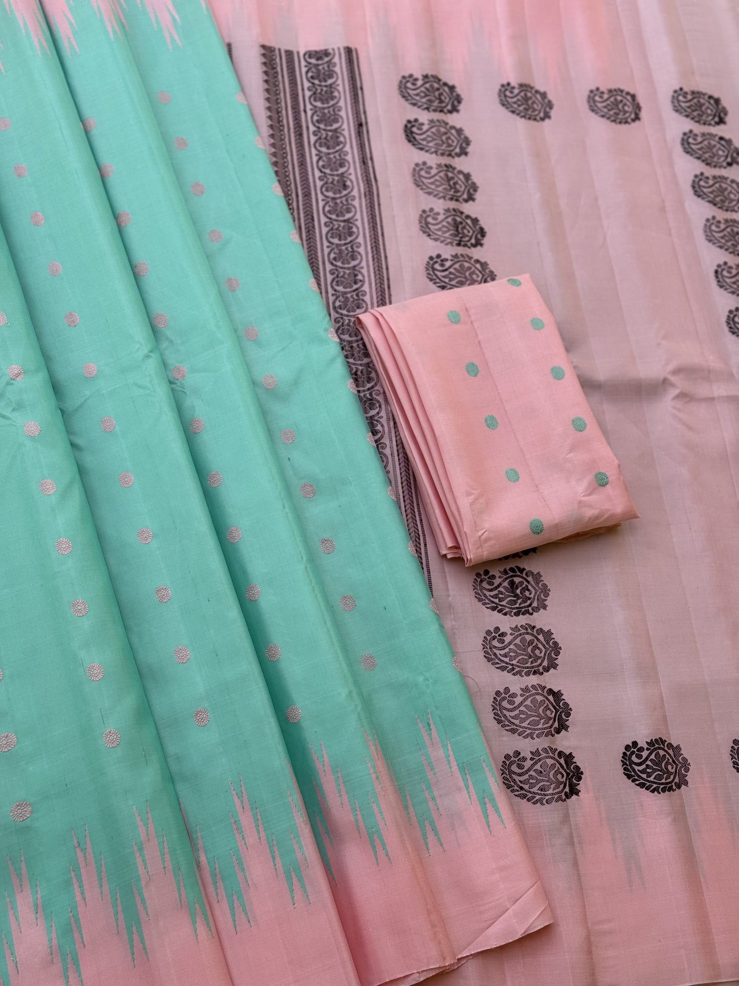 A gorgeous Seagreen with Salmonpink border temple korvai / kuttu handwoven gadwal silk saree