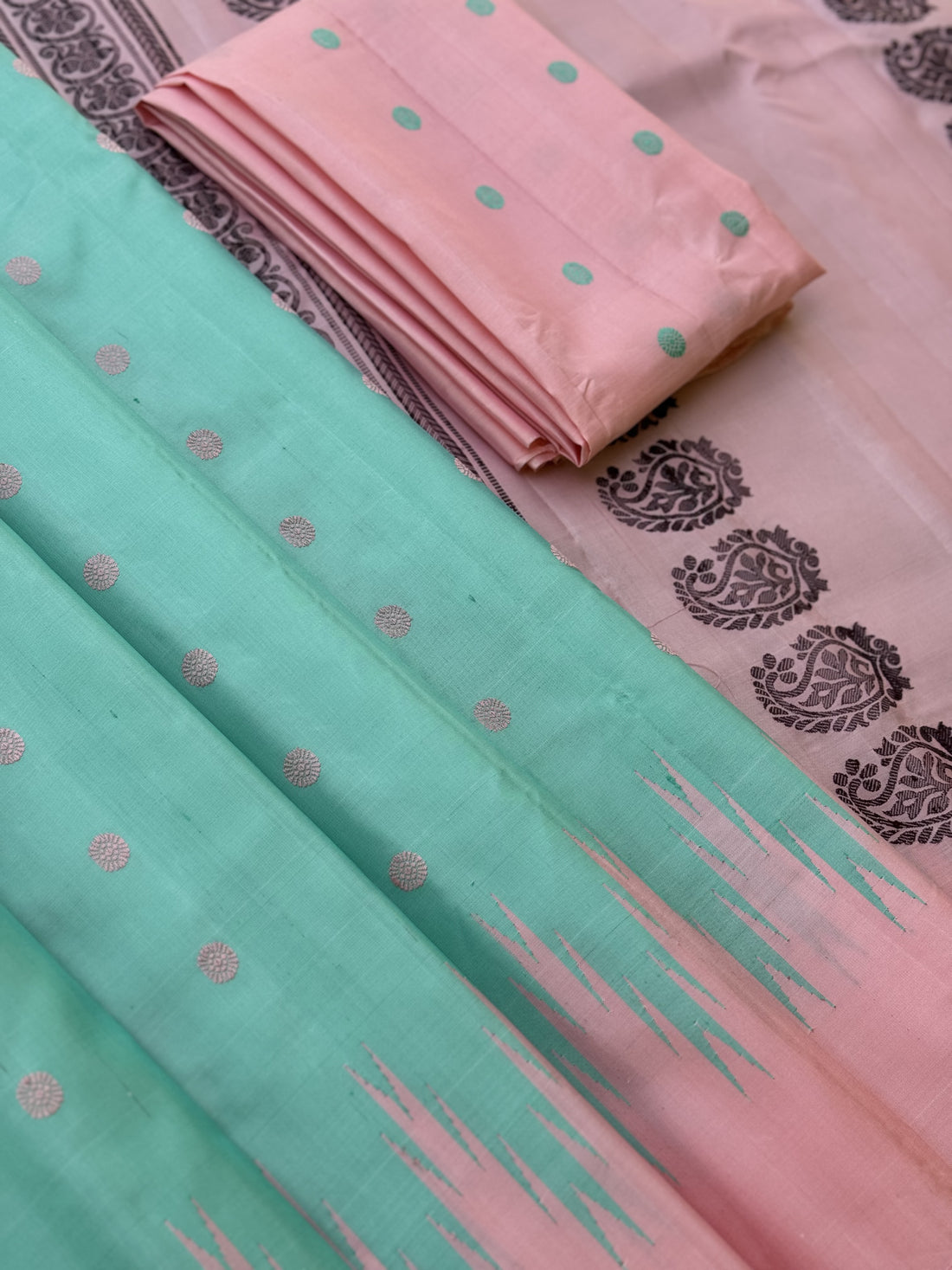 A gorgeous Seagreen with Salmonpink border temple korvai / kuttu handwoven gadwal silk saree