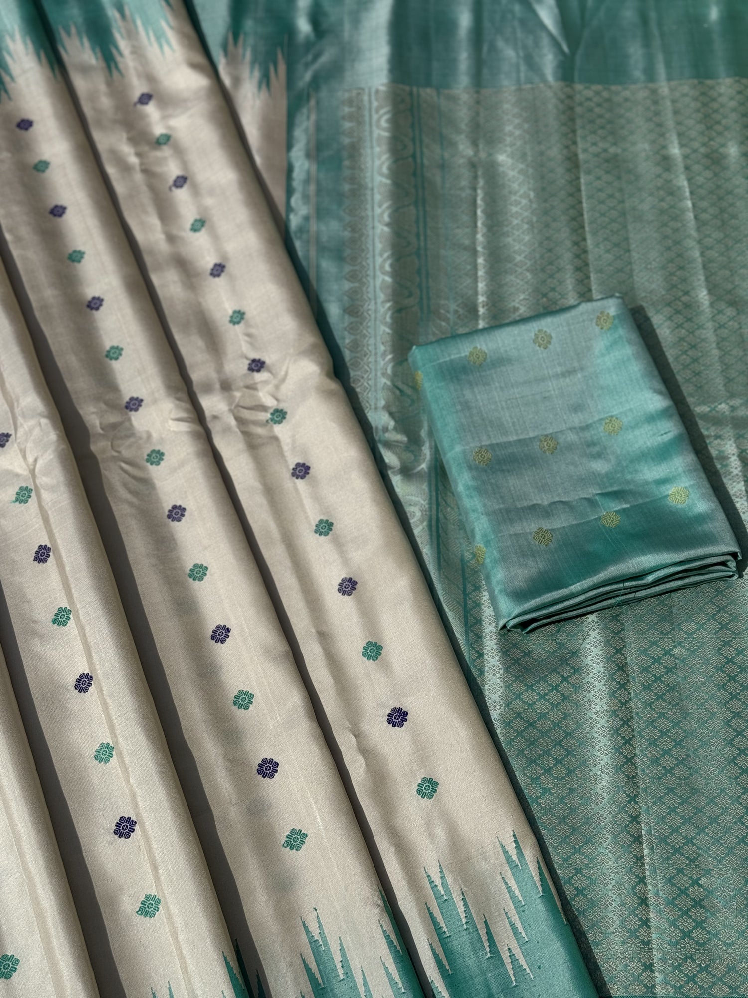 A gorgeous Pearlwhite with seagreen border temple korvai / kuttu handwoven Gadwal silk saree