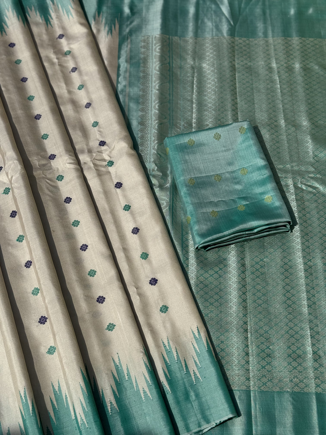 A gorgeous Pearlwhite with seagreen border temple korvai / kuttu handwoven Gadwal silk saree